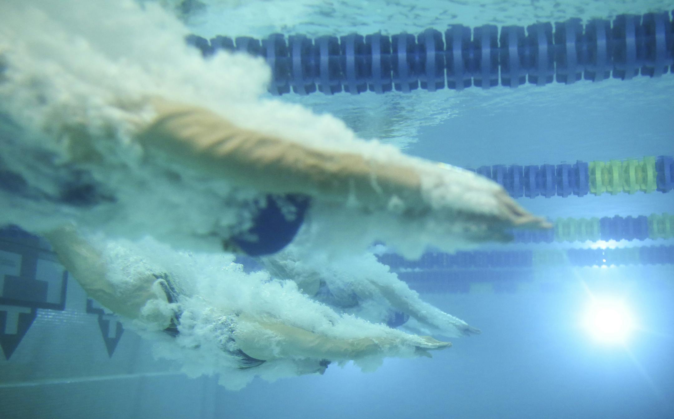 Senior co-captain Linde Toenges, shown at the start of a 500-yard freestyle race Tuesday, is among the leaders charged with keeping the team focused. (Jeff Wheeler, Star Tribune)