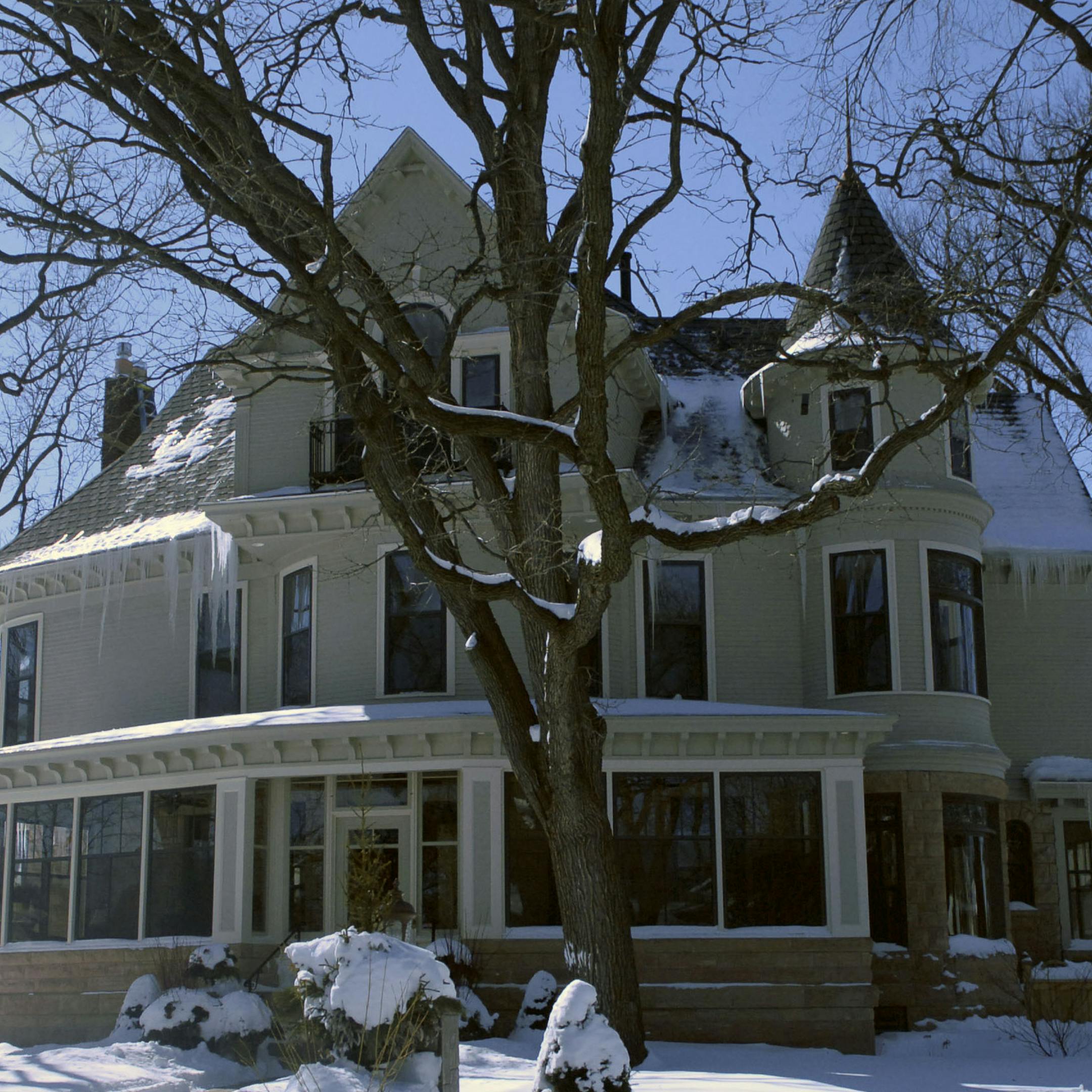 RICHARD SENNOTT¬•rsennott@startribune.com Minneapolis, Mn. Monday 3/5/2007 Mary Tyler Moore didn't really live there, but the rambling Victorian near Lake of the Isles is commonly known as the Mary Tyler Moore house. Tour buses stop, visitors take photos and passersby imagine Mary and Roda in the garrett apartment. Overnight the house was reportedly brooken into. ORG XMIT: MIN2013032808340810