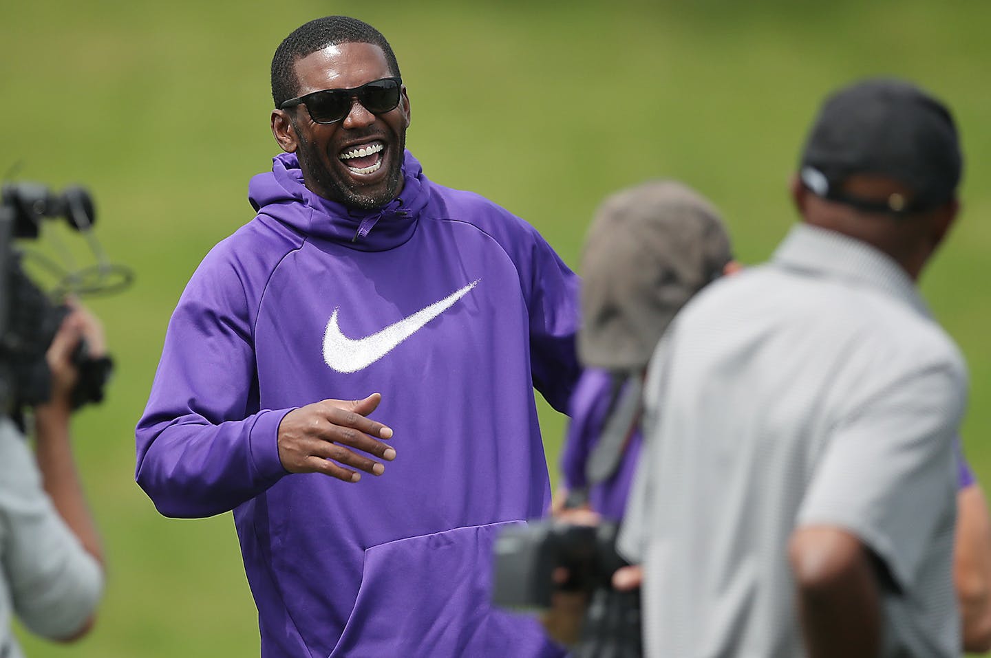 Former Minnesota Viking Randy Moss shared some laughs with players and staff on the practice field at Winter Park, Wednesday, June 14, 2017 in Eden Prairie, MN. Legendary wide receivers Randy Moss and Ahmad Rashad made a surprise visit before they were inducted in the club's Ring of Honor. ] ELIZABETH FLORES &#xef; liz.flores@startribune.com