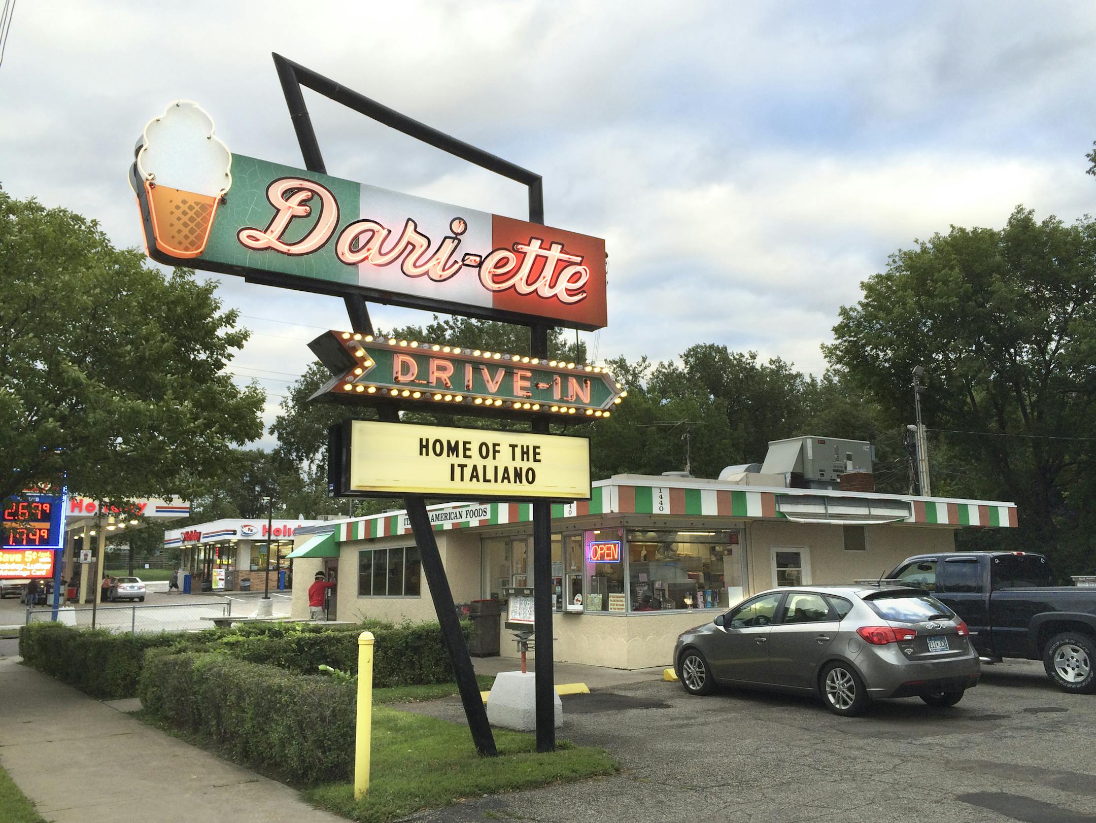 Dari-ette drive in, St. Paul, photo by Rick Nelson