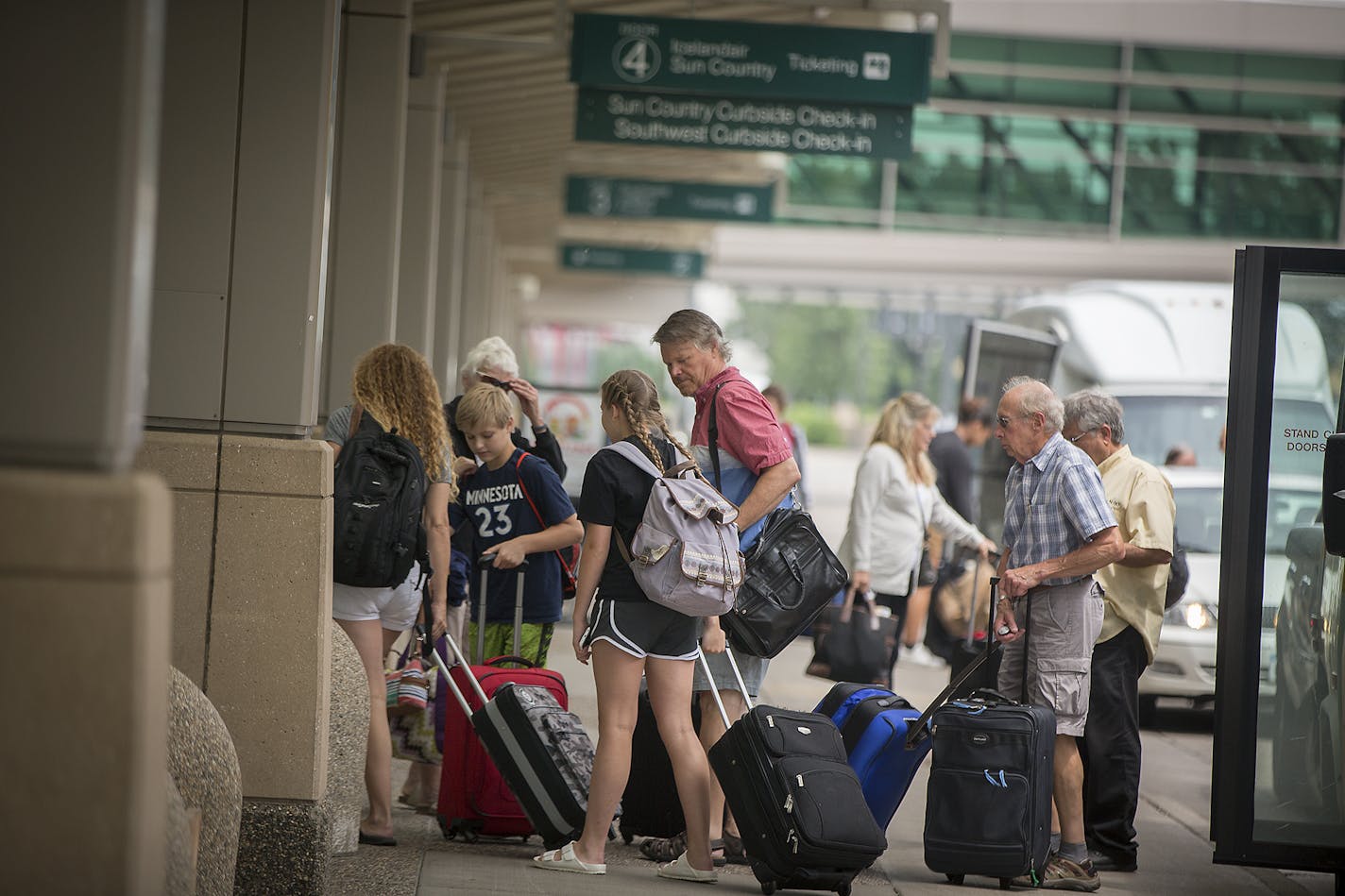 Travelers were dropped off curbside to the Humphrey terminal, Wednesday, June 20, 2018 in Bloomington, MN. ] ELIZABETH FLORES &#xef; liz.flores@startribune.com