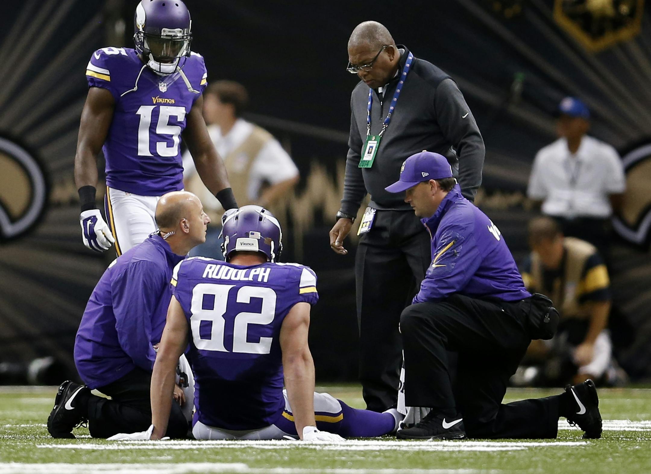 Minnesota Vikings Kyle Rudolph (82) was looked at by team trainers and doctor.