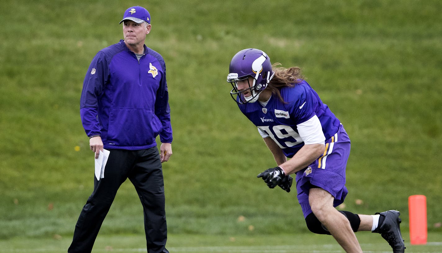 Interim offensive coordinator Pat Shurmur during practice on Wednesday. Shurmur took over the position after Norv Turner resigned. ] CARLOS GONZALEZ cgonzalez@startribune.com - November 2, 2016, Eden Prairie, MN, Winter Park, Minnesota Vikings practice, New offensive coordinator Pat Shurmur takes over from Norv Turner