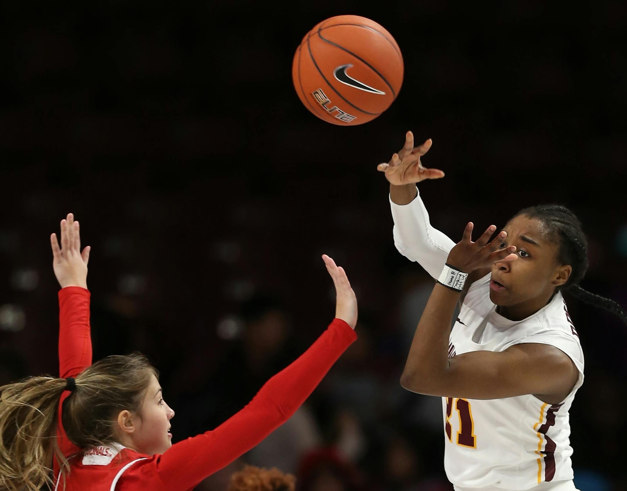 Jasmine Brunson(21) dishes to the open player.