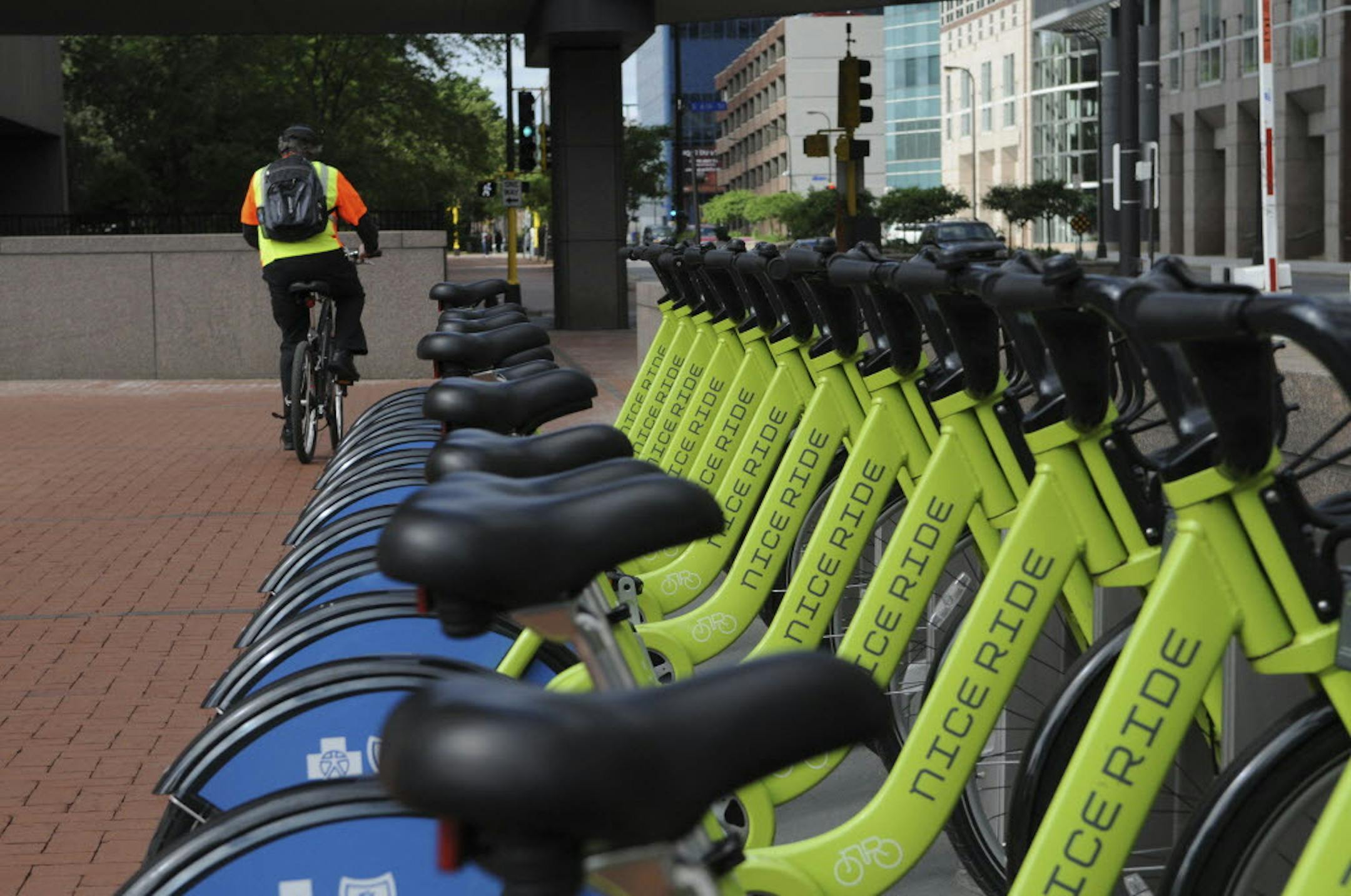 Blue dockless bicycles for sharing will join the existing fleet of lime-green Nice Ride bikes in Minneapolis later this summer.