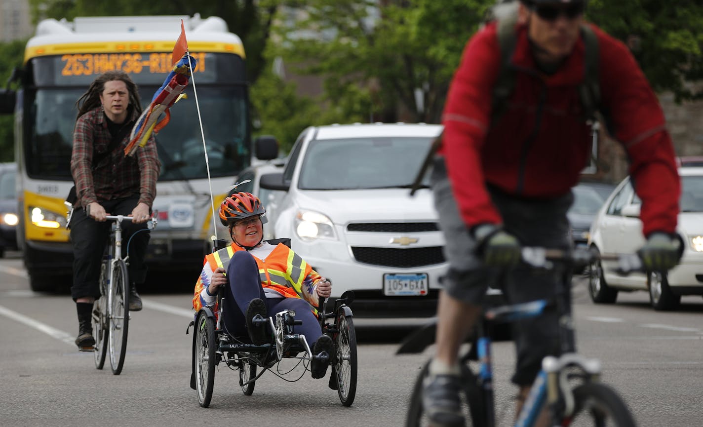 Even with a bike lane, it can be nerve racking for bikers negotiate the evening rush hour traffic on Portland Ave. near the corner of Franklin.] Richard Tsong-Taatarii/rtsong-taatarii@startribune.com ORG XMIT: MIN1605151037390764