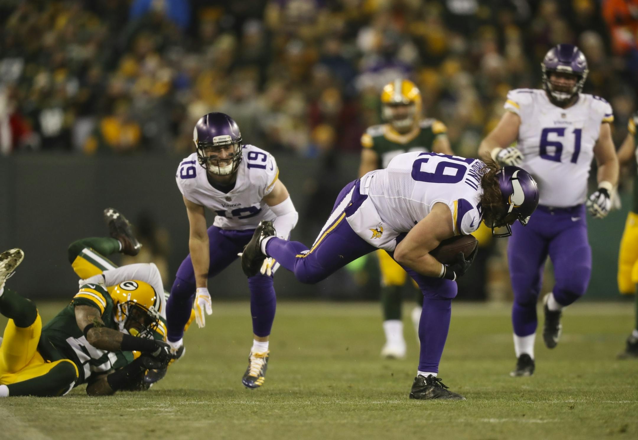 Vikings quarterback Case Keenum (7) connected with tight end David Morgan (89) for a 23 yard gain in the third quarter.