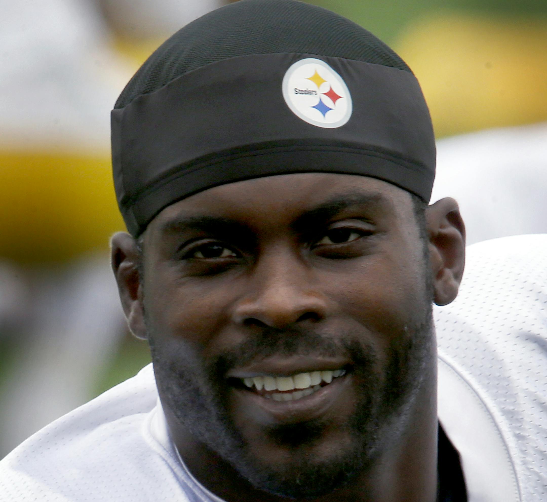 Pittsburgh Steelers quarterback Michael Vick stretches during practice for the NFL football team, Wednesday, Aug. 26, 2015, in Pittsburgh. The Steelers signed Vick to a 1-year deal to replace backup Bruce Gradkowski, out with a hand injury. (AP Photo/Keith Srakocic)