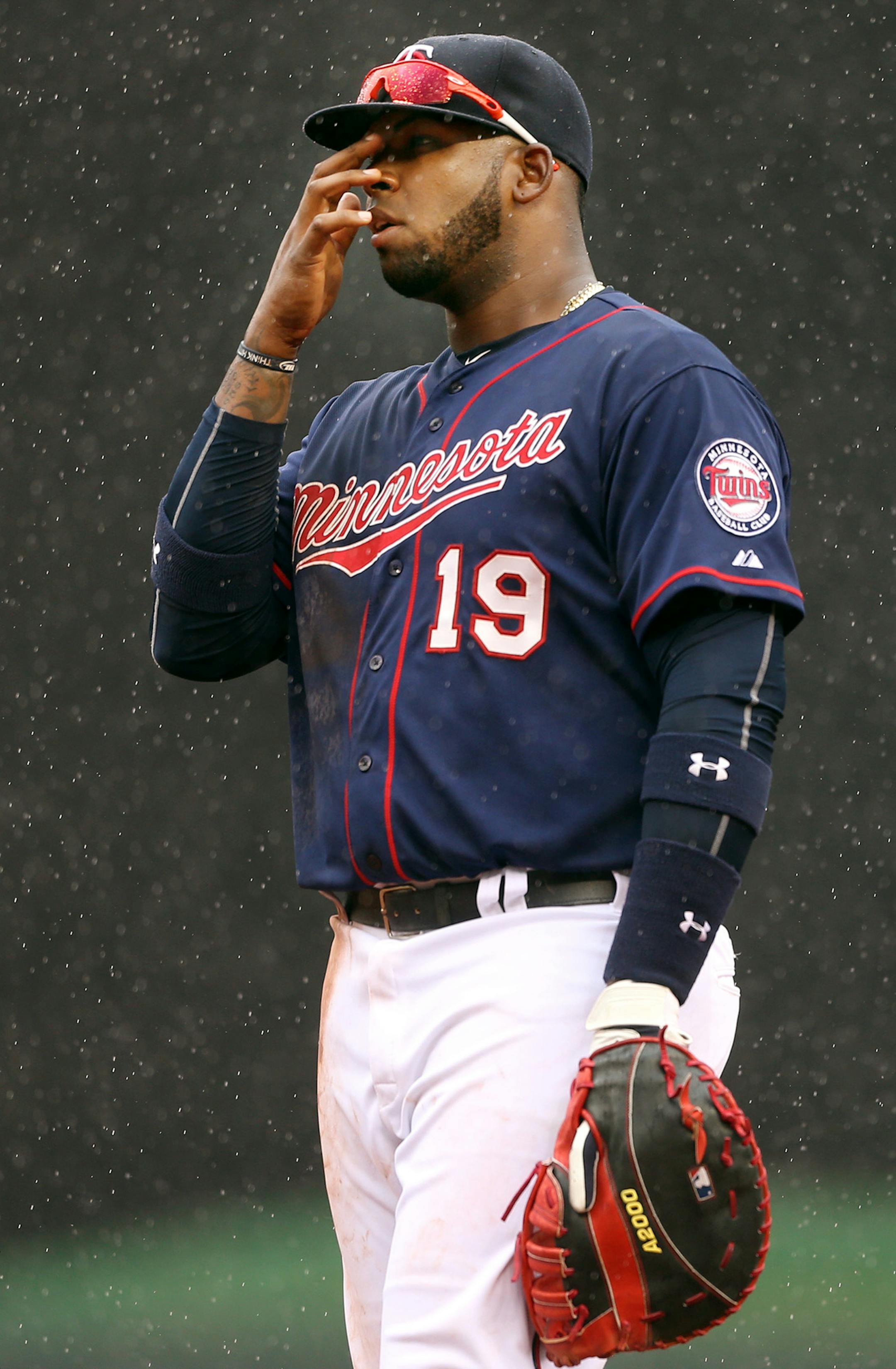 Minnesota Twins fist baseman Kennys Vargas wiped rain drops from his face Thursday May 7, 2015 in Minneapolis, MN. The Minnesota Twins hosted the Oakland A's at Target Field. ] Jerry Holt/ Jerry.Holt@Startribune.com
