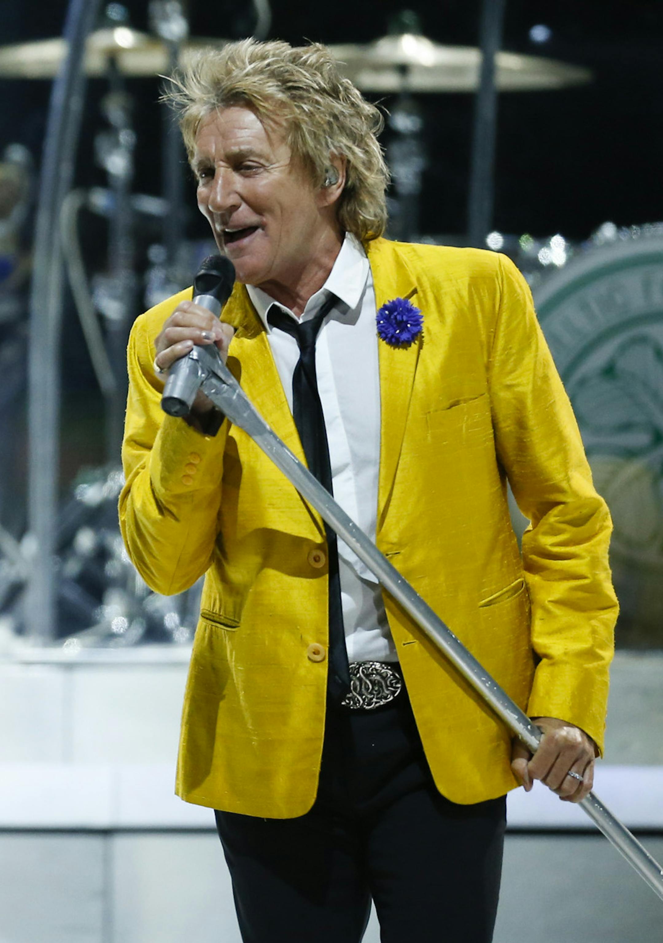 Rod Stewart early in his set Sunday night at Xcel Energy Center. ] JEFF WHEELER ‚Ä¢ jeff.wheeler@startribune.com Carlos Santana and Rod Stewart performed Sunday night, August 10, 2014 at Xcel Energy Center in St. Paul.