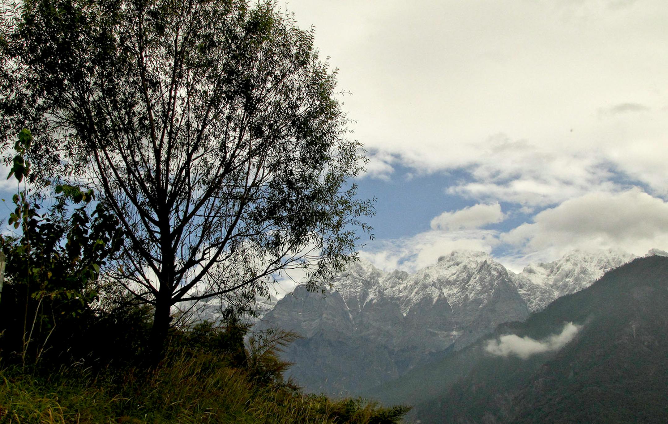 The Tiger Leaping Gorge trail offers views of Jade Dragon Snow Mountain, the most southerly snow-capped mountain in the Northern Hemisphere outside of the Andes.