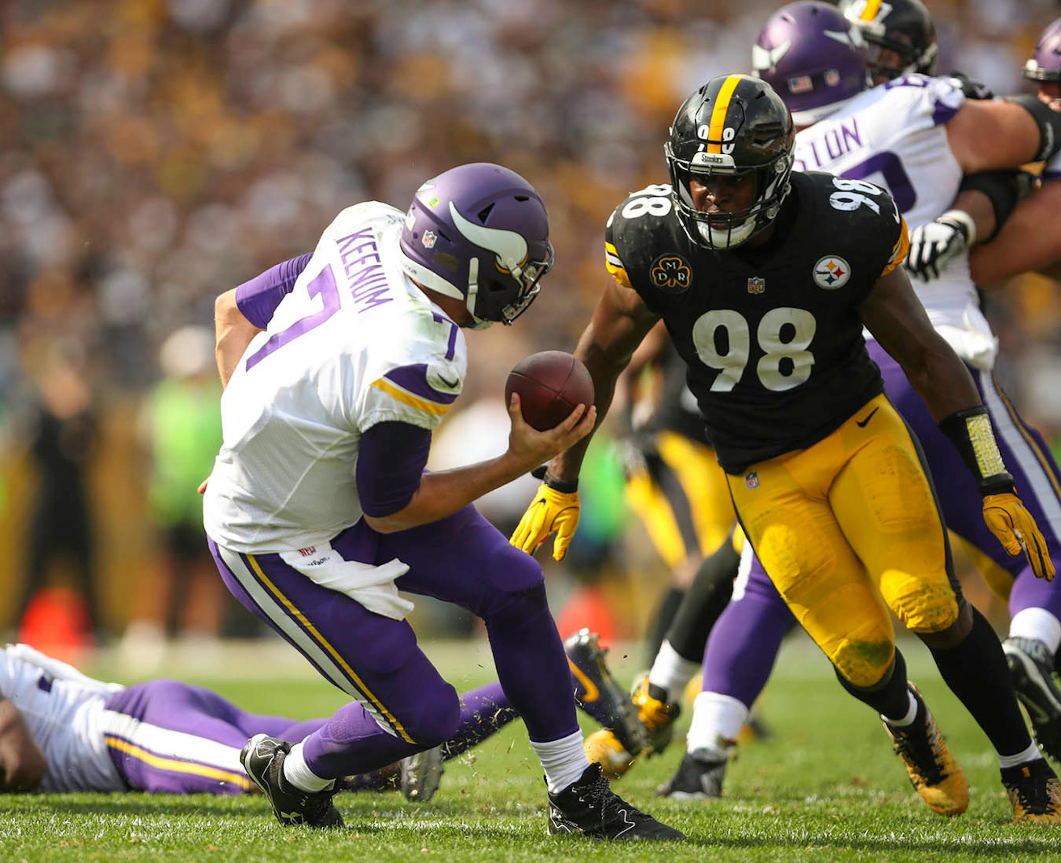 Minnesota Vikings quarterback Case Keenum (7) lost his footing while dropping back to pass in the third quarter and was smothered by Pittsburgh Steelers inside linebacker Vince Williams (98) for a ten yard loss.