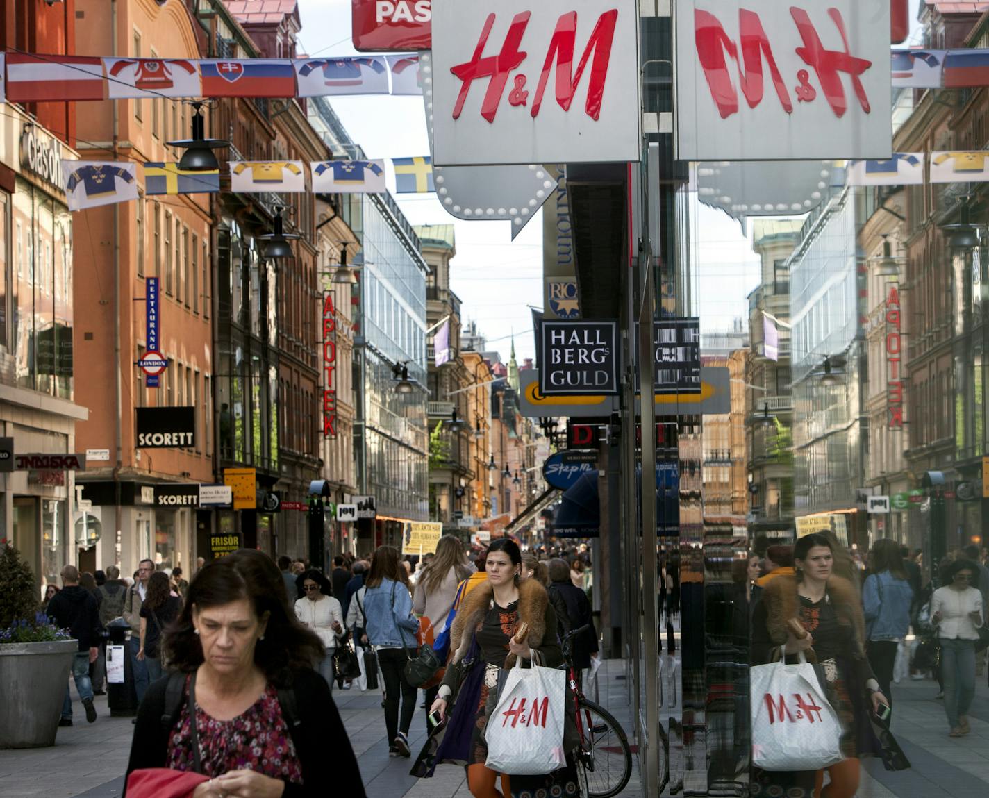 Outside an H&M store, the Swedish retailer that is the world's largest buyer of clothes from Bangladesh, in Stockholm, May 16, 2013. H&M signed an agreement that for the first time would legally bind Western retailers to invest in improving worker safety in Bangladesh and other low-cost countries. (Magnus Laupa/The New York Times) ORG XMIT: XNYT10