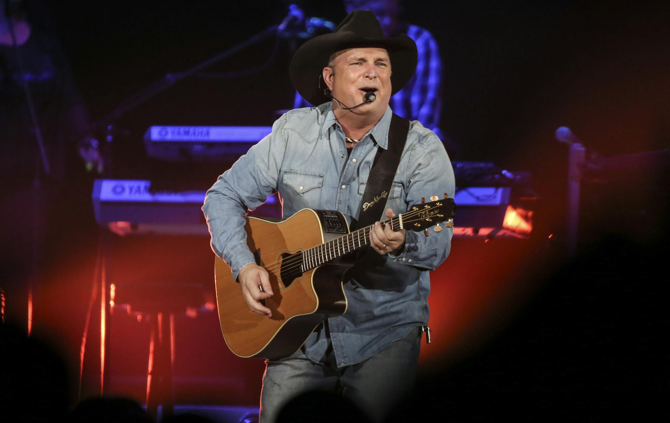 Garth Brooks performed at the Target Center on Thursday, November 6, 2014. ] RENEE JONES SCHNEIDER ‚Ä¢ reneejones@startribune.com