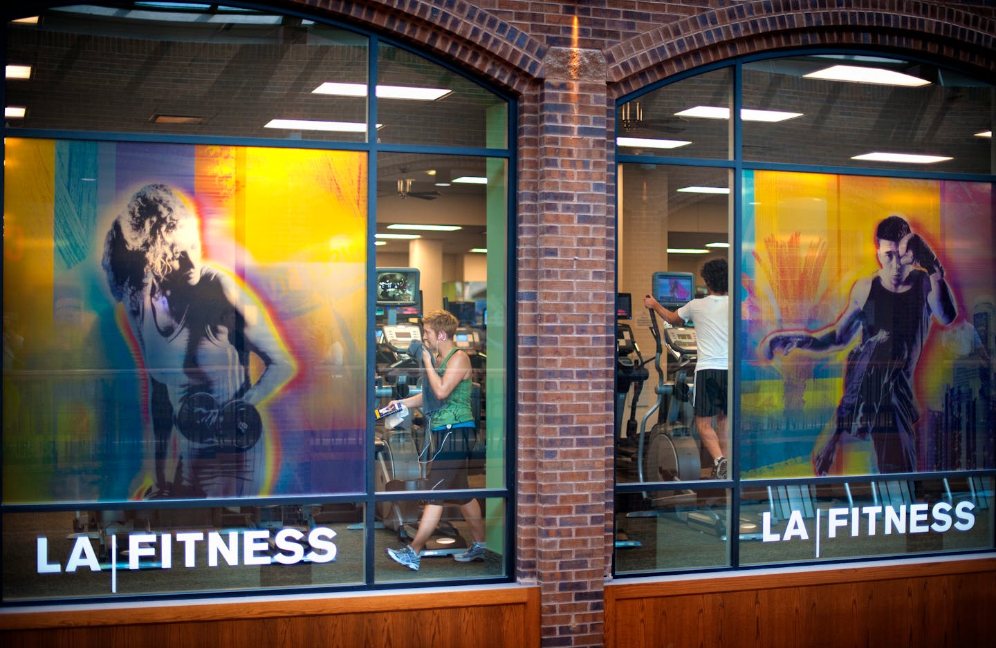 GLEN STUBBE â€¢ gstubbe@startribune.com — Wednesday, May 11, 2011 — Minneapolis, Minn. — ] People exercize during lunch hour at LA Fitness on the second floor of Calhoun Square.