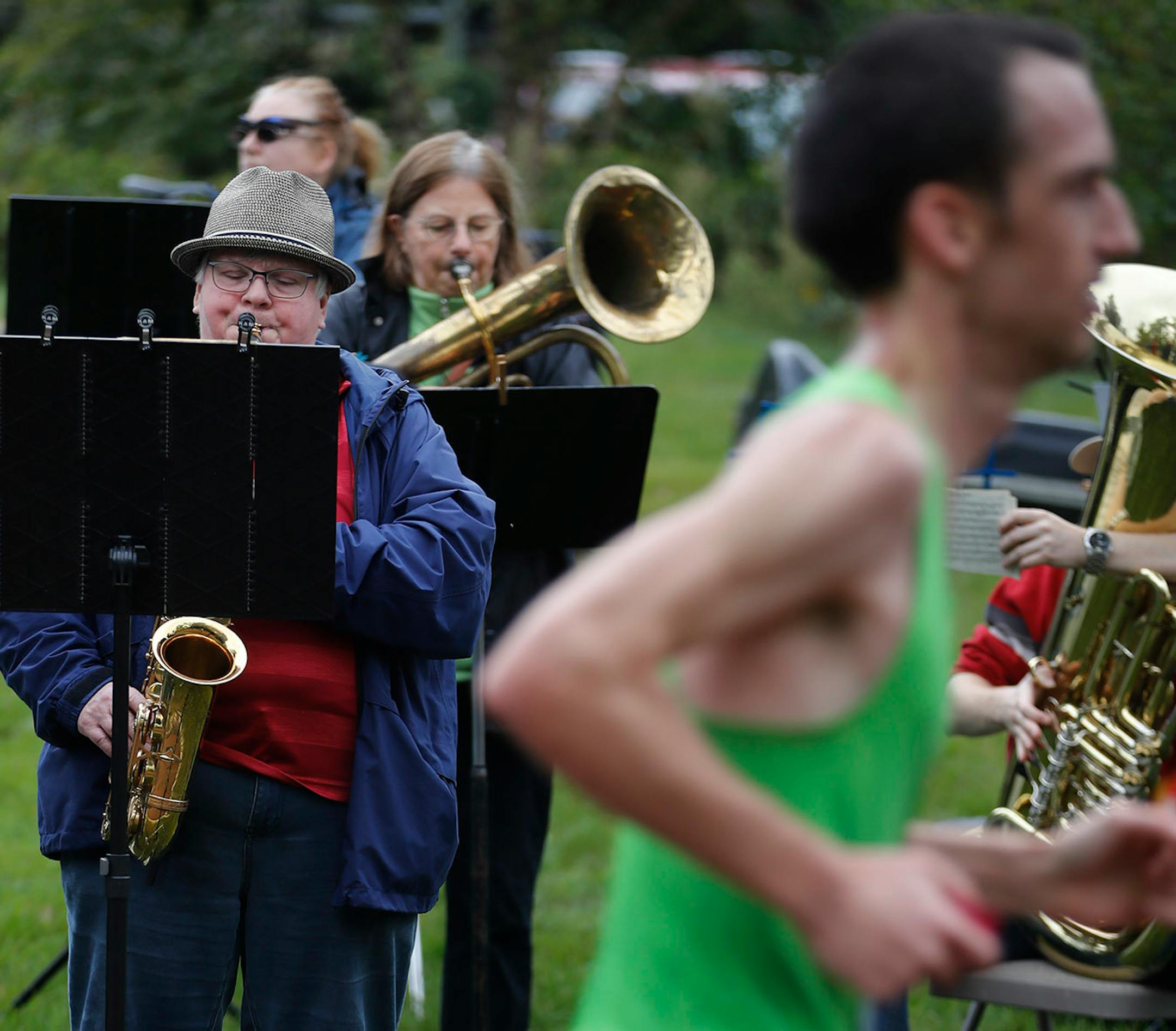The Seward Concert Band plays for runners at the 17-Mile marker.