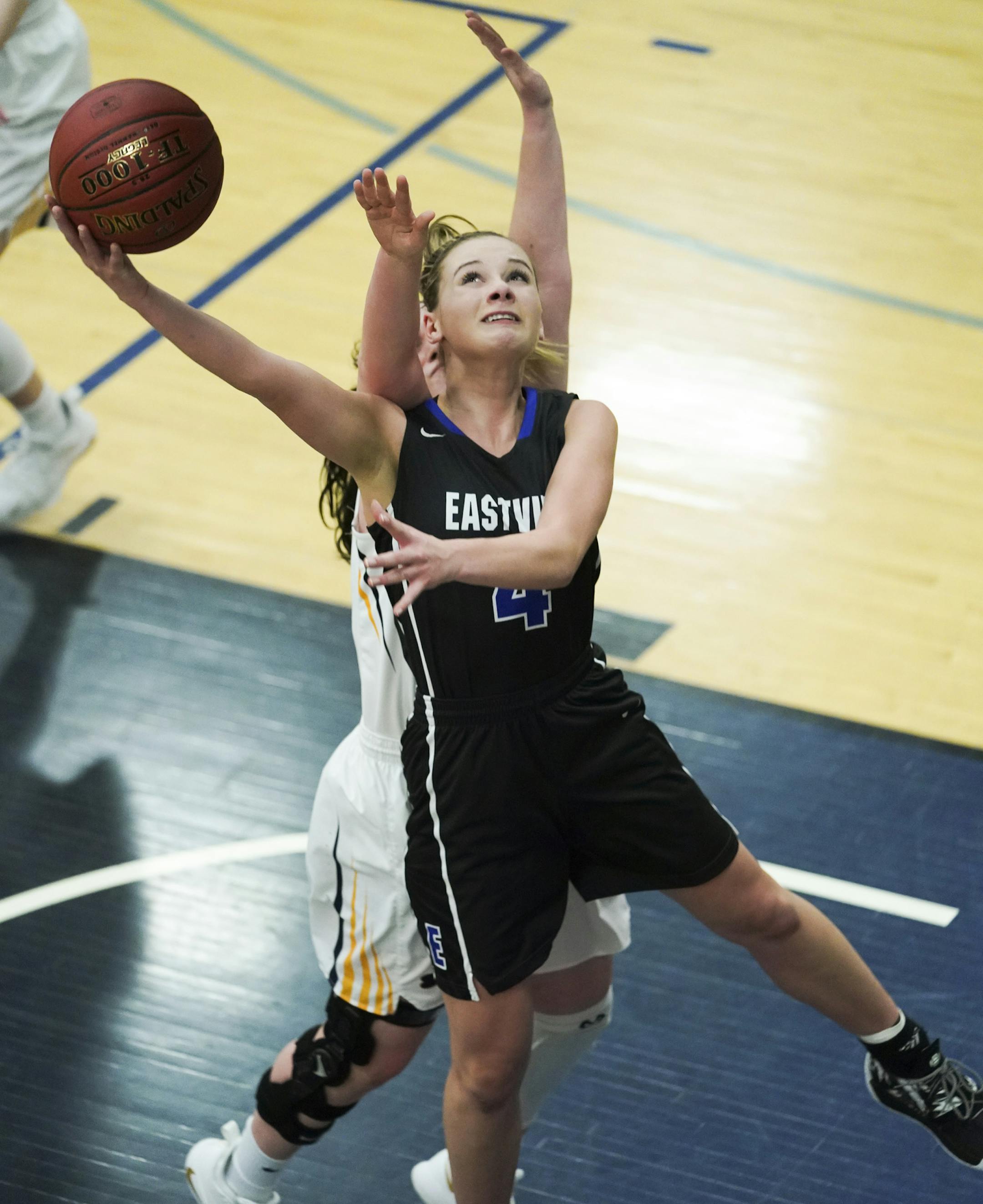 Eastview High School guard Emma Carpenter (4) jumped for a shot in the second half. ] RENEE JONES SCHNEIDER ¥ renee.jones@startribune.com
The Class 4A Section 3 final Rosemount High School at Eastview High School in Apple. Valley, Minn., on Wednesday, March 6, 2019.