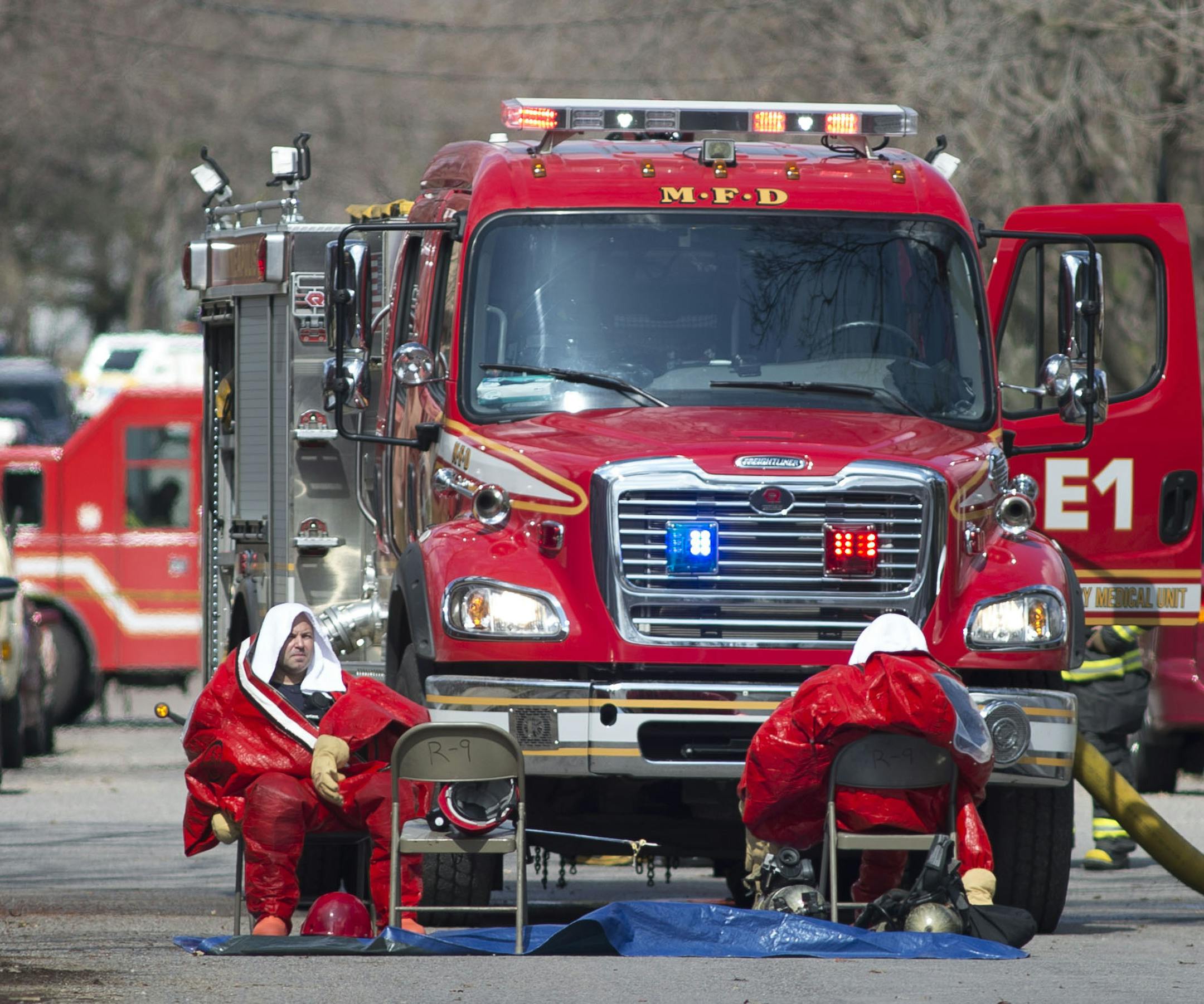 The Minneapolis Fire Department responds to a hazardous materials situation in the Marcy Holmes neighborhood of Minneapolis on the 500 block of 6th Street Southeast on Friday, April 10, 2015. ] (Aaron Lavinsky | StarTribune)