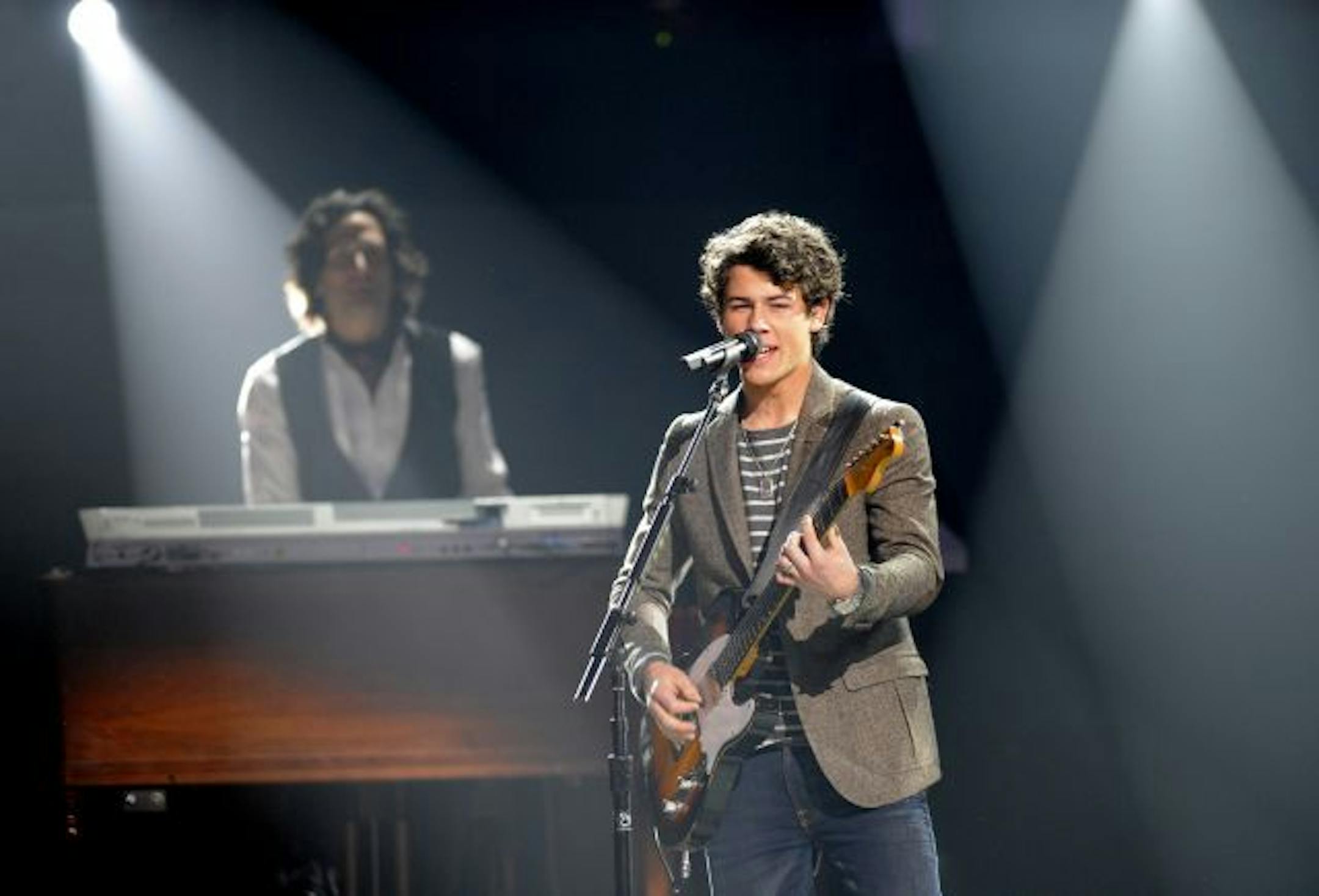 Nick Jonas and the Administration performed "Who I Am" at the show. Among the members of the Administration are three former members of Prince's New Power Generation.