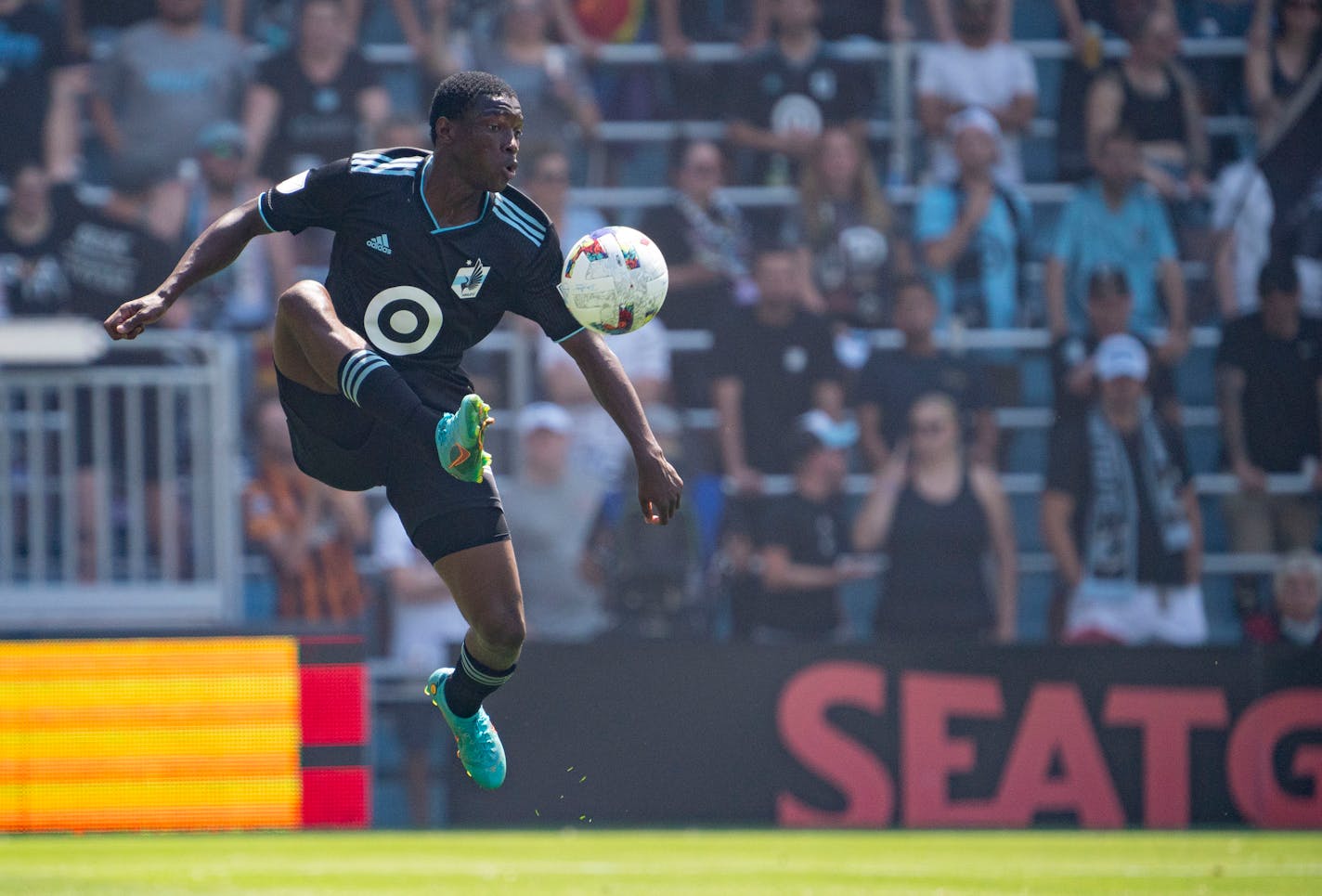 Minnesota United forward Bongokuhle Hlongwane (21) controls a ball in the air against the Portland Timbers in the first half Saturday, July 30, 2022 at Allianz Field in St. Paul, Minn. ]