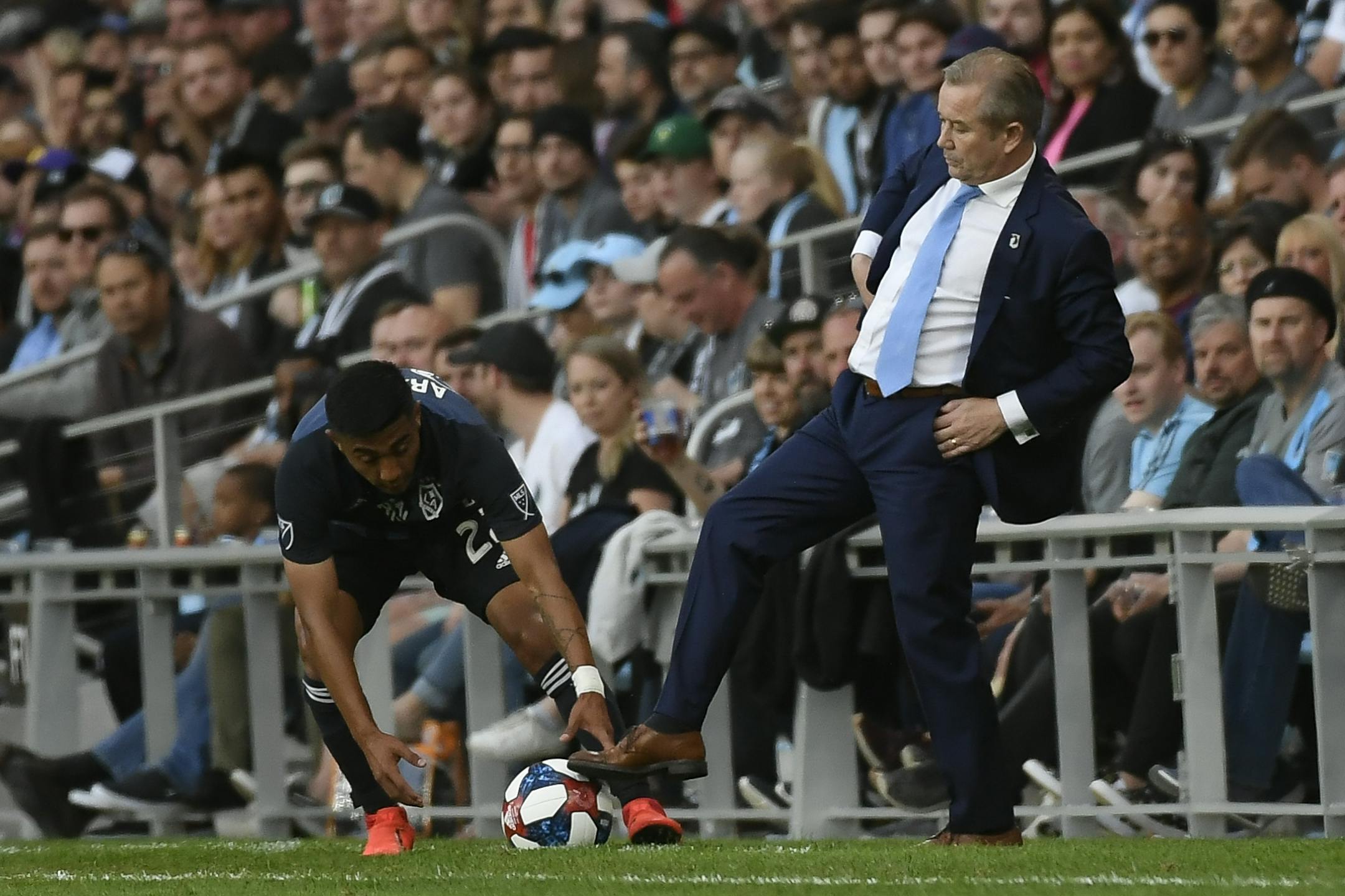 Minnesota United head coach Adrian Heath kicked the ball to Los Angeles Galaxy defender Julian Araujo (22) in the first half.