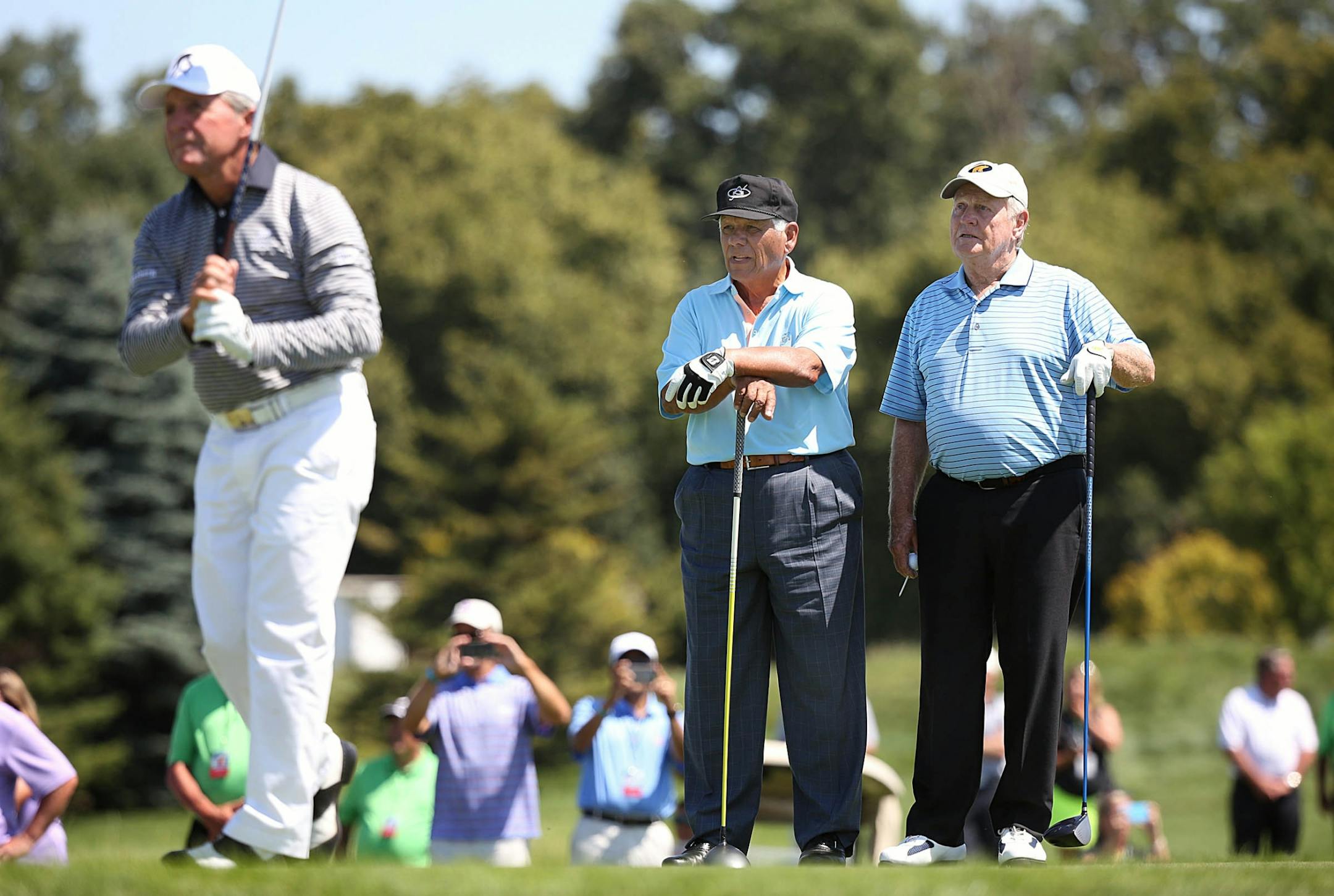 Lee Trevino (middle) and Jack Nicklaus (right) watched a drive hit by Gary Player on the first tee during the Greats of Golf Challenge.