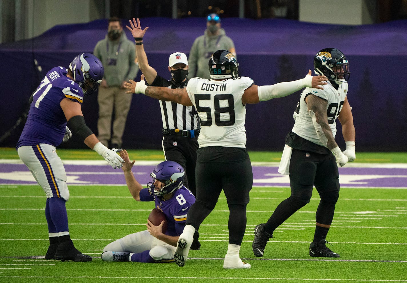 Minnesota Vikings quarterback Kirk Cousins (8) was helped up by Minnesota Vikings offensive tackle Riley Reiff (71) after he was sacked in the fourth quarter by Jacksonville Jaguars defensive tackle Rodney Gunter (99). ] JEFF WHEELER • jeff.wheeler@startribune.com