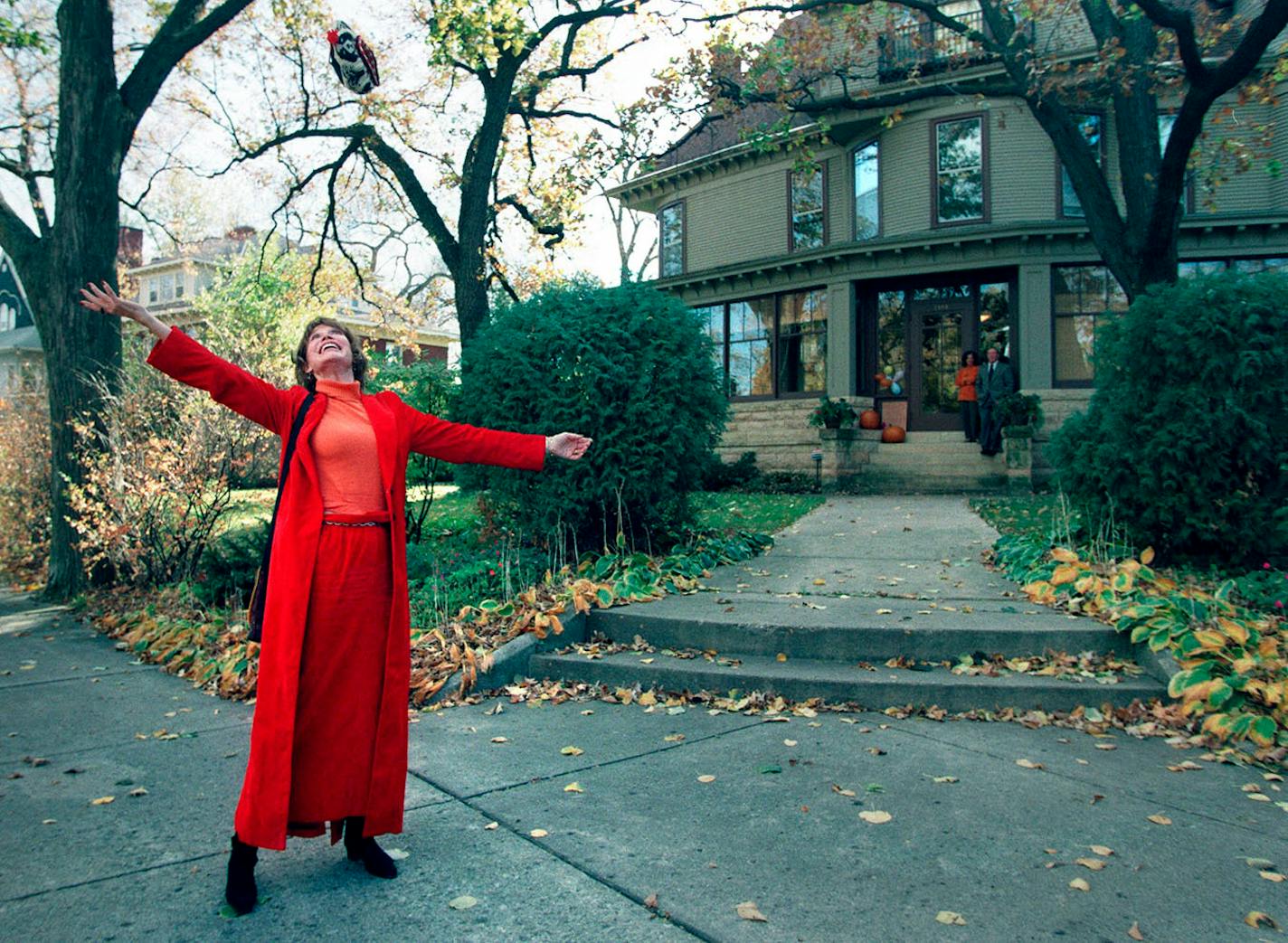 Mary Tyler Moore tosses her hat up as she revisits the Minneapolis Kenwood neighborhood house which was her television "home" for "The Mary Tyler Moore Show."