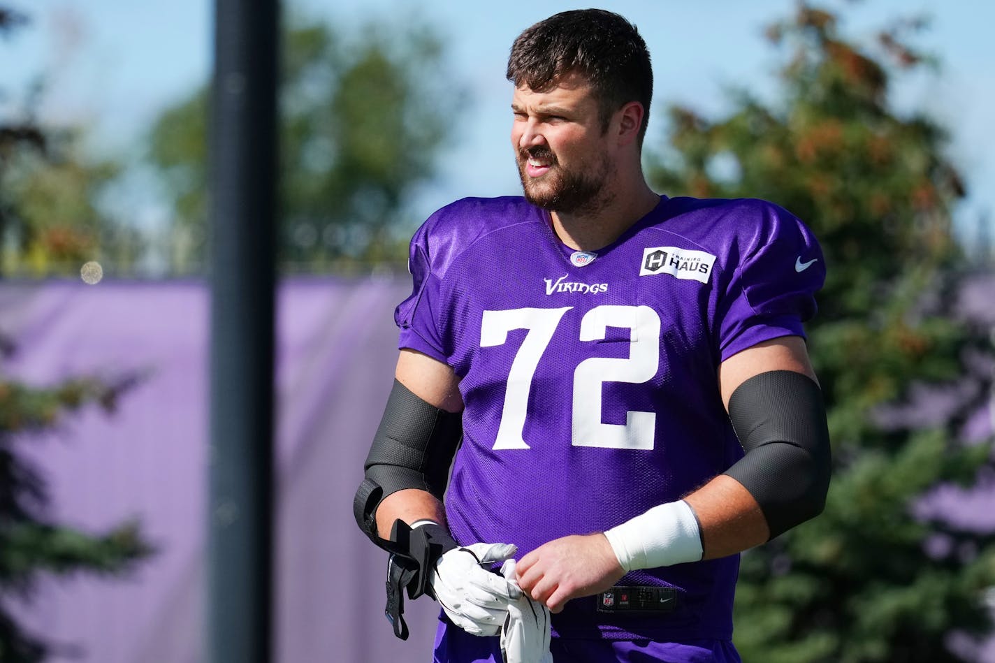 Minnesota Vikings guard Ezra Cleveland (72) gets instruction during practice Thursday, Sept. 22, 2022 at the TCO Performance Center in Eagan, Minn. ] ANTHONY SOUFFLE • anthony.souffle@startribune.com