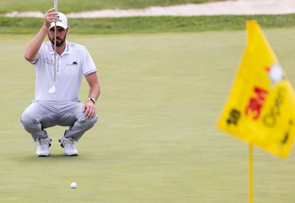 Troy Merritt lined up a shot on the 18th hole during the first round of the 3M Open in Blaine.