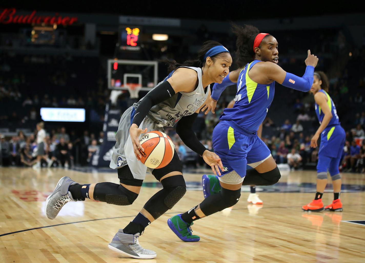 Maya Moore drove to the basket next to the Dallas Wings' Kayla Thornton on Tuesday.