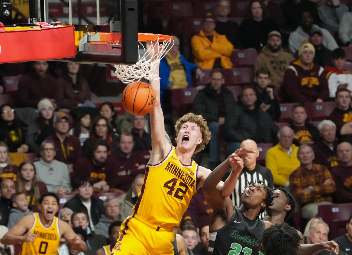 Minnesota Golden Gophers center Treyton Thompson (42) slammed a missed shot to seal the 58-55 win over the Chicago State Cougars.