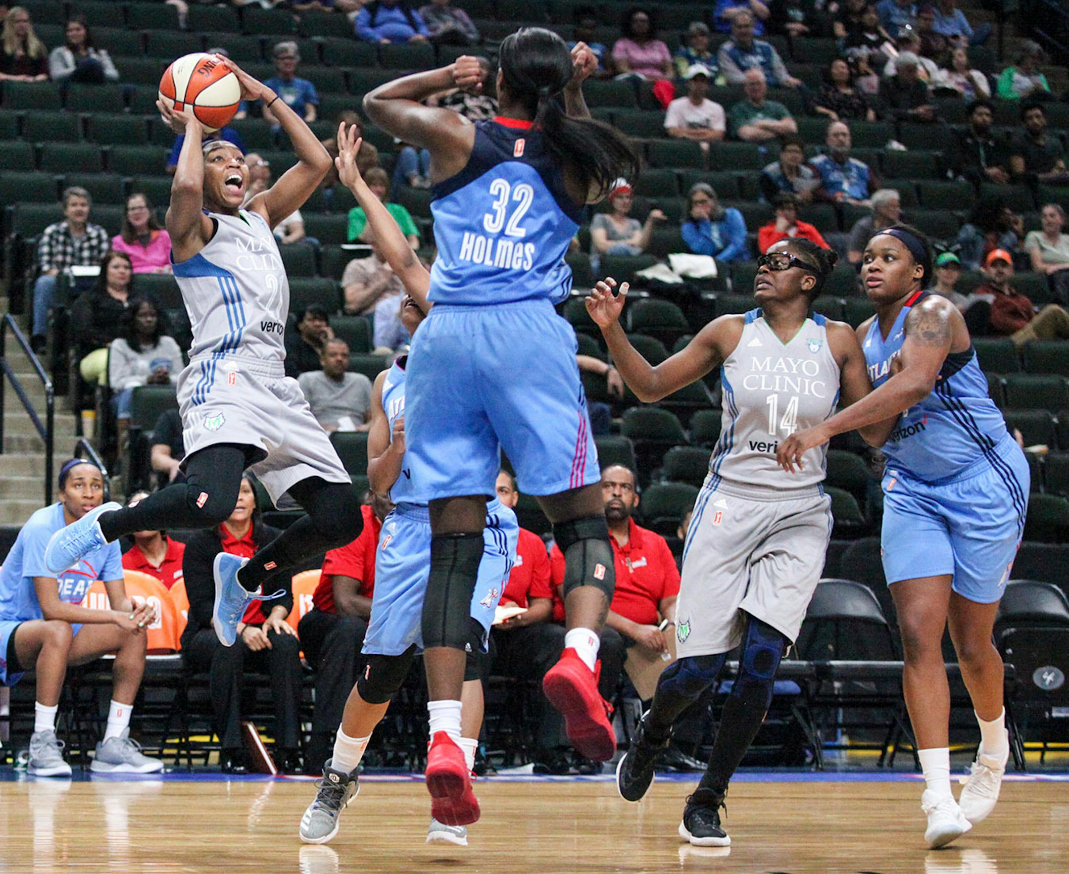Minnesota Lynx guard Renee Montgomery (21)shoots