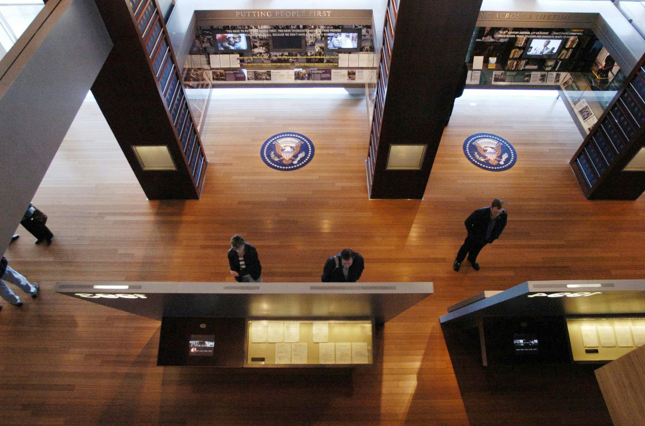 KRT TRAVEL STORY SLUGGED: UST-LITTLEROCK KRT PHOTOGRAPH BY MILBERT O. BROWN/CHICAGO TRIBUNE (December 26) At the new William J. Clinton Presidential Library, the eight years of the Clinton presidency are told in themed alcoves and on timeline kiosks. (cdm) 2004 ORG XMIT: 1013219