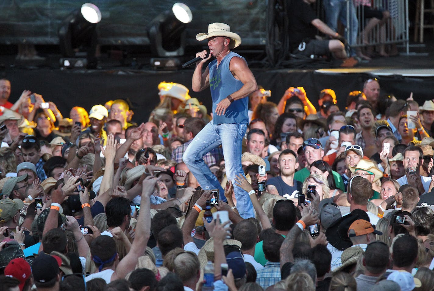 Kenny Chesney in concert at Target Field. (MARLIN LEVISON/STARTRIBUNE(mlevison@startribune.com (cq )