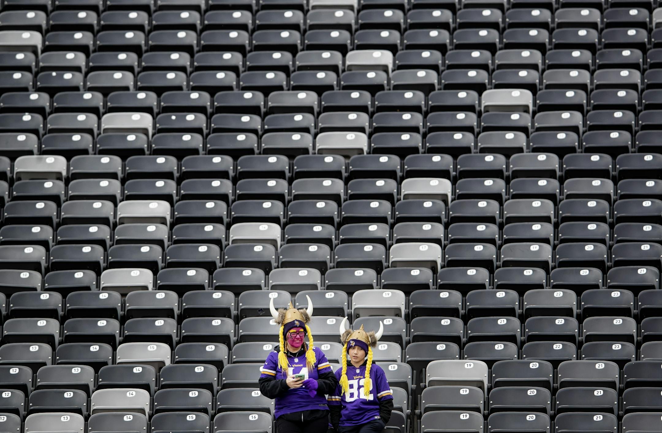 Minnesota Vikings watched pregame warmups at MetLife Stadium.