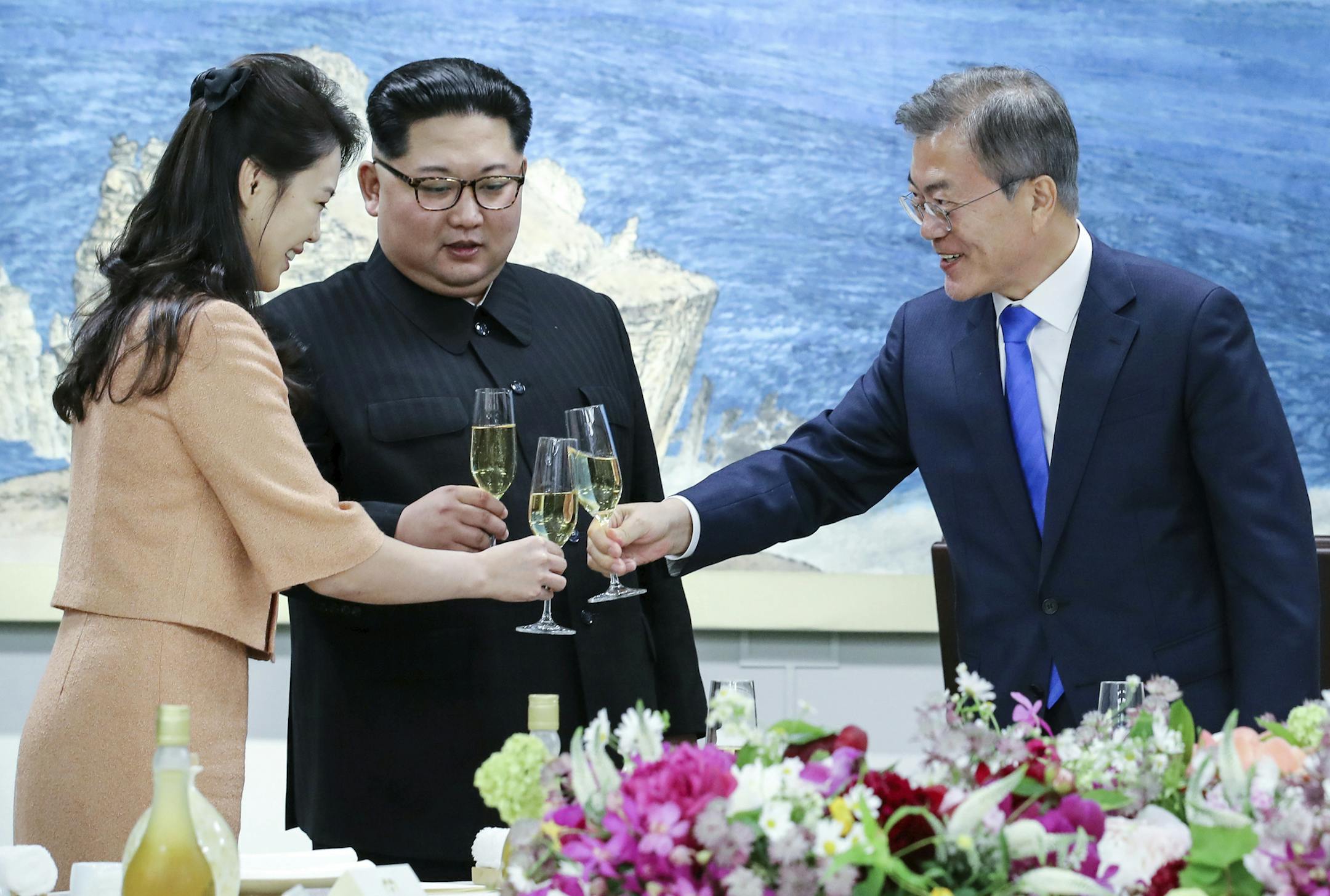 South Korean President Moon Jae-in, right, toasts with Ri Sol Ju, wife of North Korean leader Kim Jong Un during a banquet at the border village of Panmunjom in the Demilitarized Zone, South Korea, Friday, April 27, 2018. (Korea Summit Press Pool via AP)