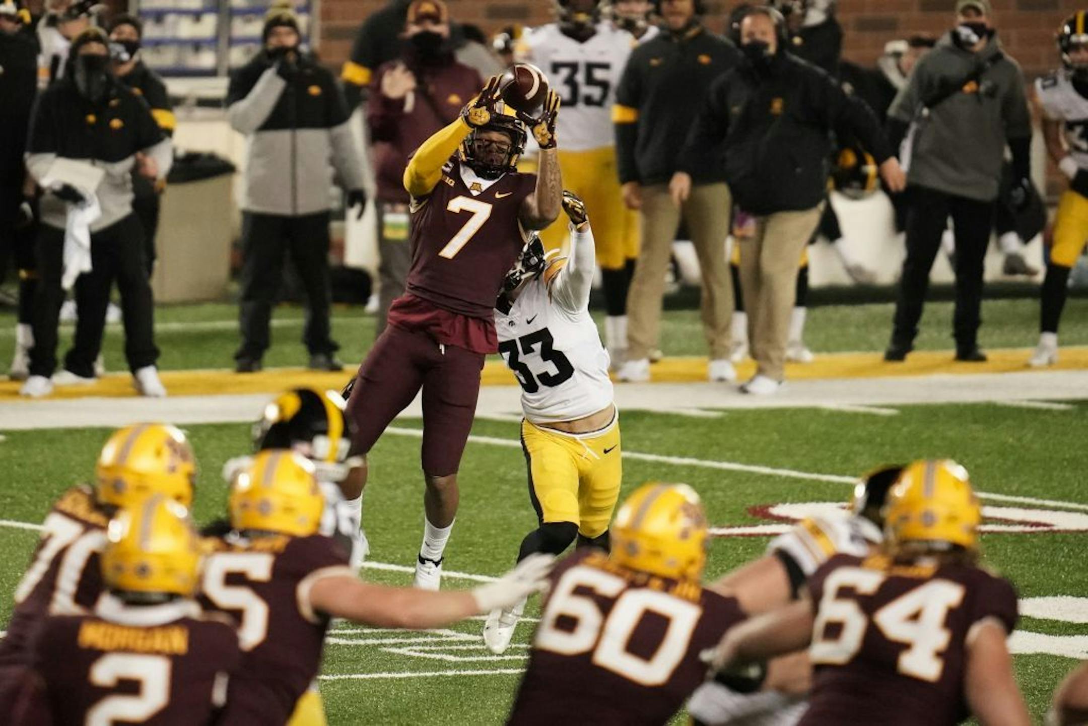 Minnesota Gophers wide receiver Chris Autman-Bell (7) caught a pass for a 6 yard gain in the second quarter.