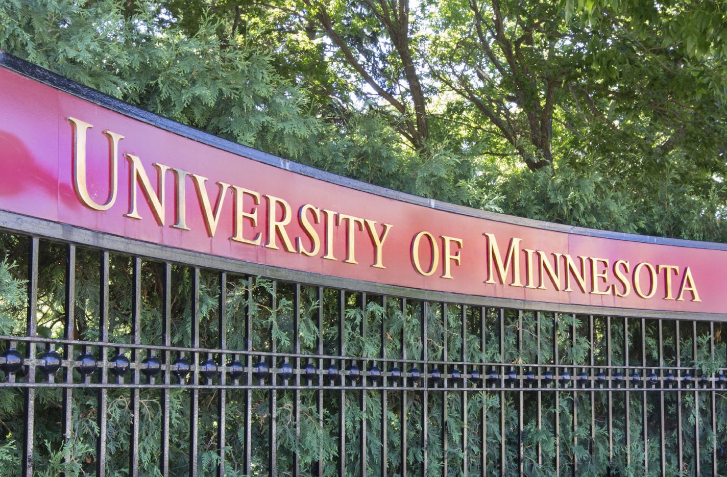 MINNEAPOLIS/USA - July 23: Entrance to the campus of the University of Minnesota. The University of Minnesota is a university in Minneapolis and St. Paul, MN and the 6th largest univerity in the USA. July 23, 2012. ORG XMIT: MIN1505261330310624 ORG XMIT: MIN1510071124370054 ORG XMIT: MIN1601201325070229