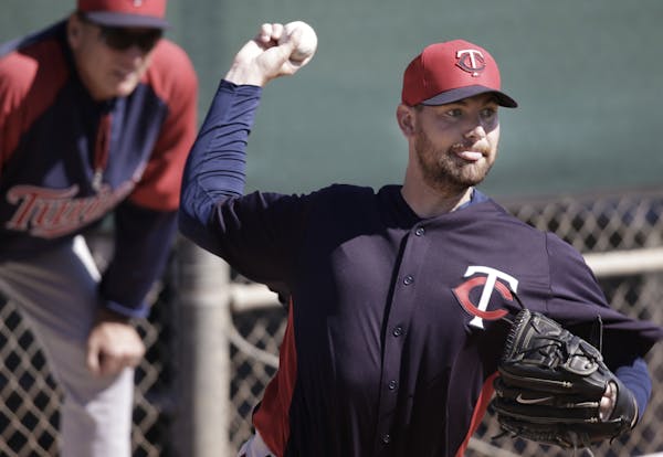 Twins pitcher Mike Pelfrey is 6-foot-7