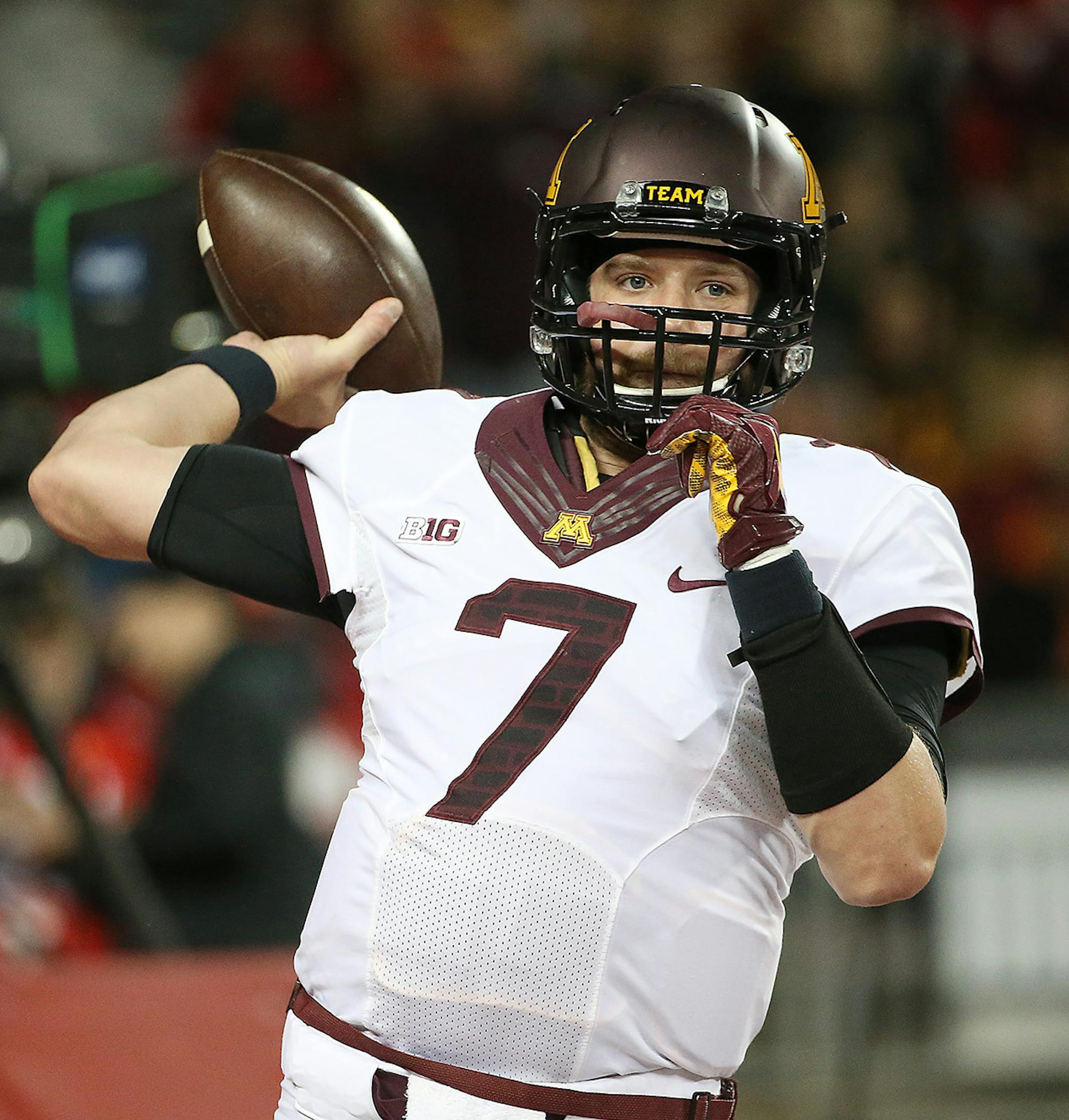 Minnesota's quarterback Mitch Leidner warmed up on the field before the Minnesota Gophers took on the Ohio State Buckeyes at Ohio Stadium, Saturday, November 7, 2015 in Columbus, OH. ] (ELIZABETH FLORES/STAR TRIBUNE) ELIZABETH FLORES • eflores@startribune.com