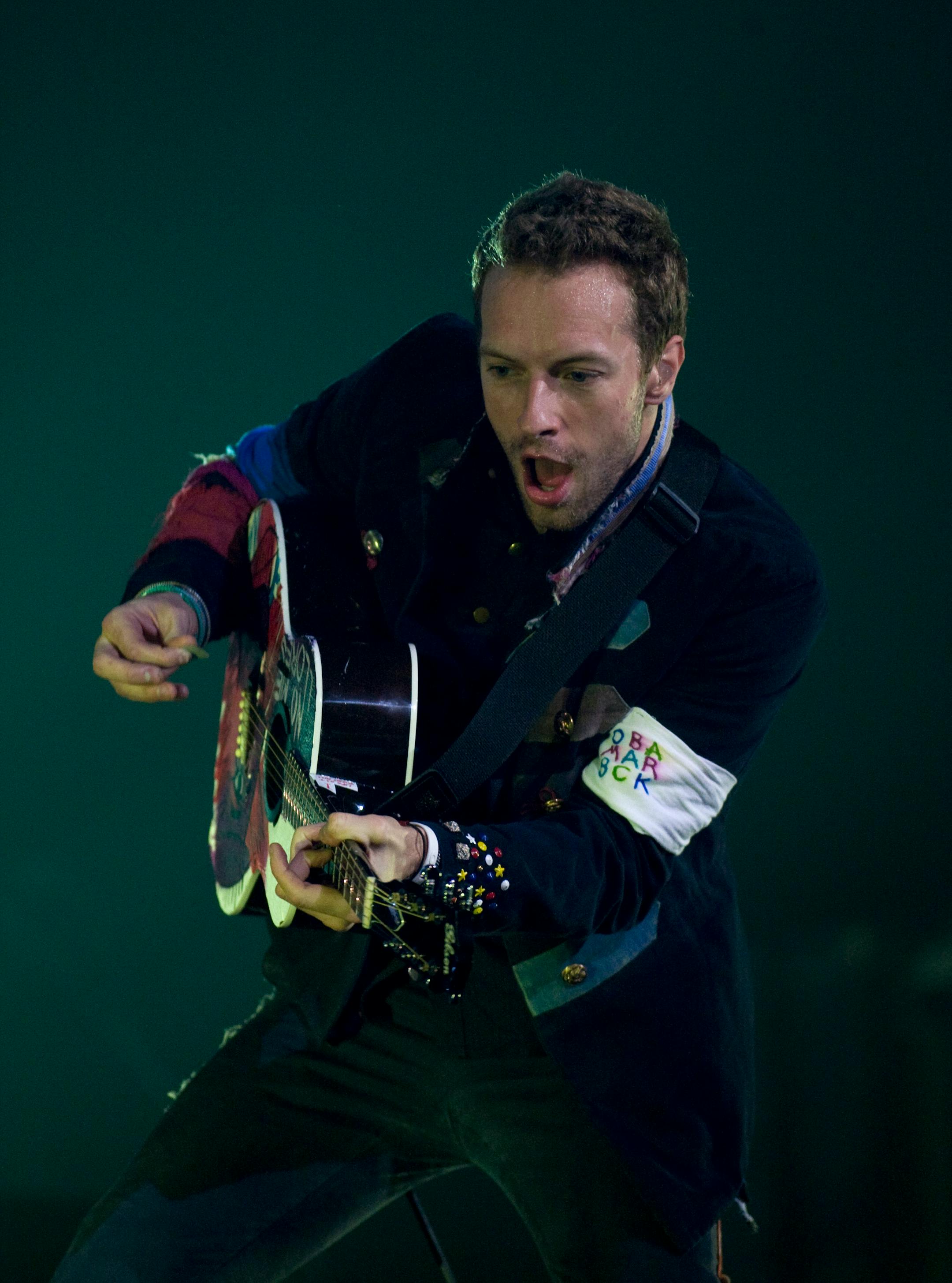 TOM WALLACE� twallace@startribune.comAssign#00005668A sleepercar1115 Nov 4, 2008Chris Martin from Cold Play on stage at the Xcel Center.