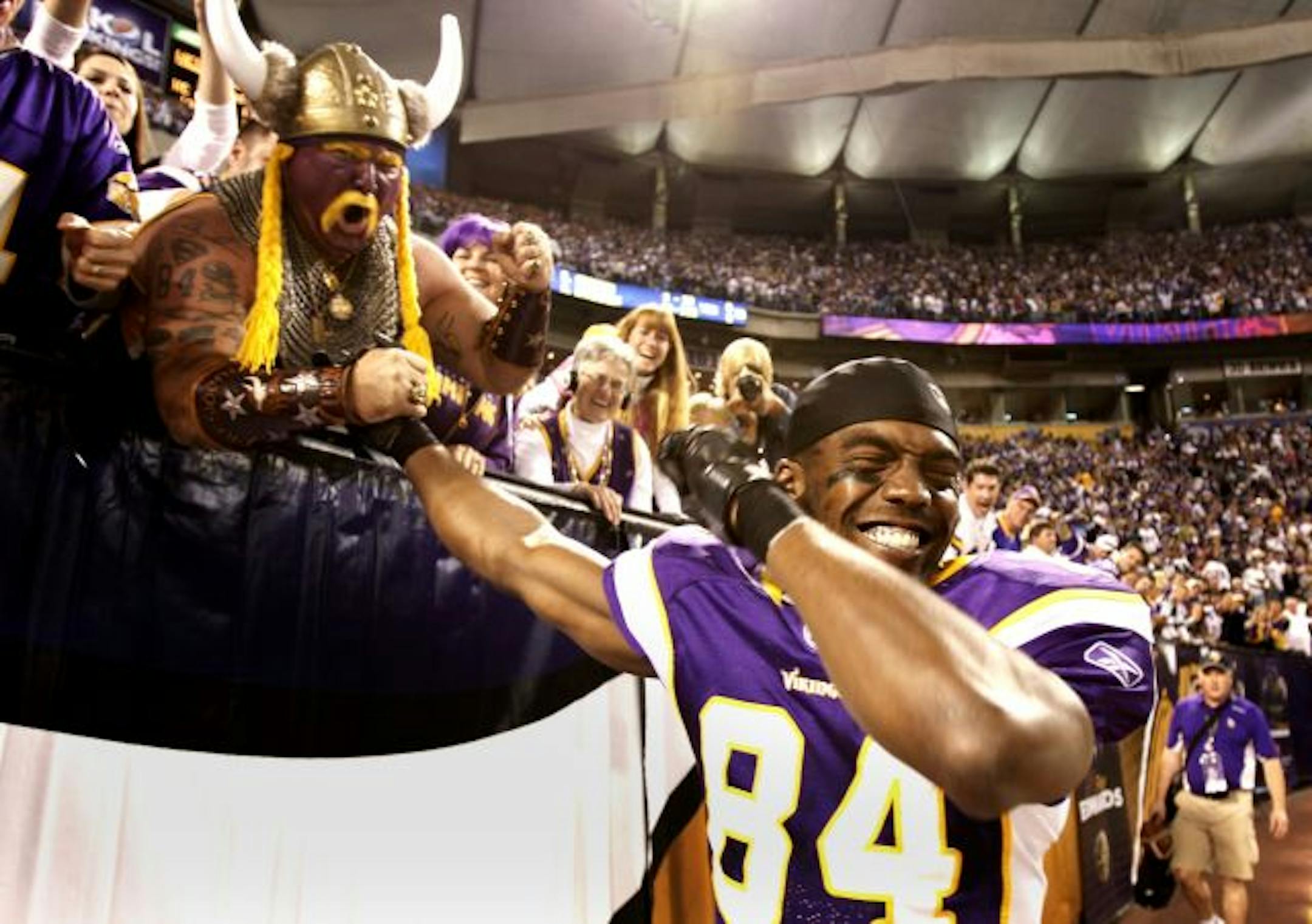 Randy Moss greeted Vikings fan Syd Davy after the Vikings beat the Cowboys 24-21 Sunday at the dome.