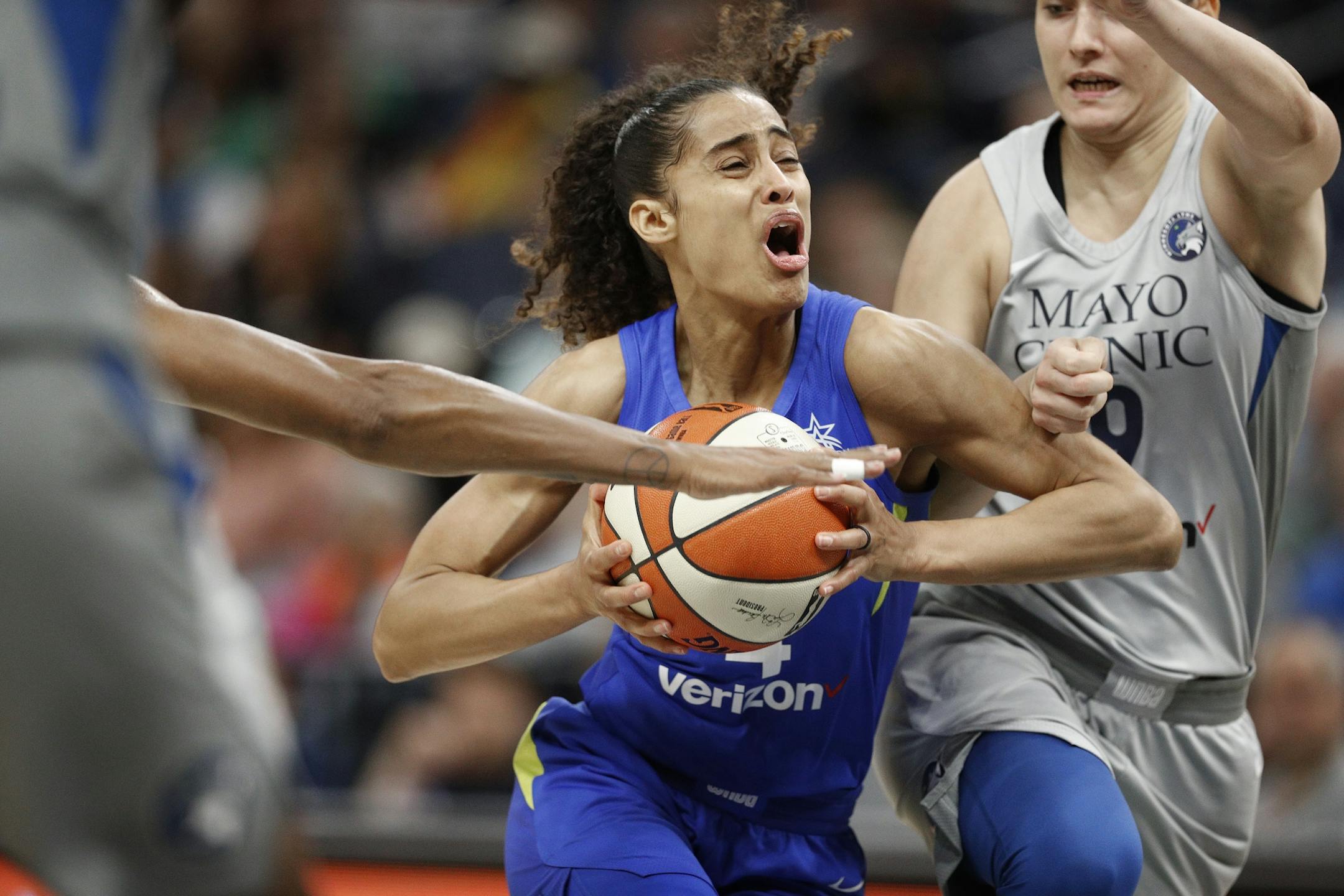 Dallas Skylar Diggins-Smith drove to the basket on Lynx Cecilia Zandalasini at Target Center Tuesday , June 19, 2018 in Minneapolis, MN.