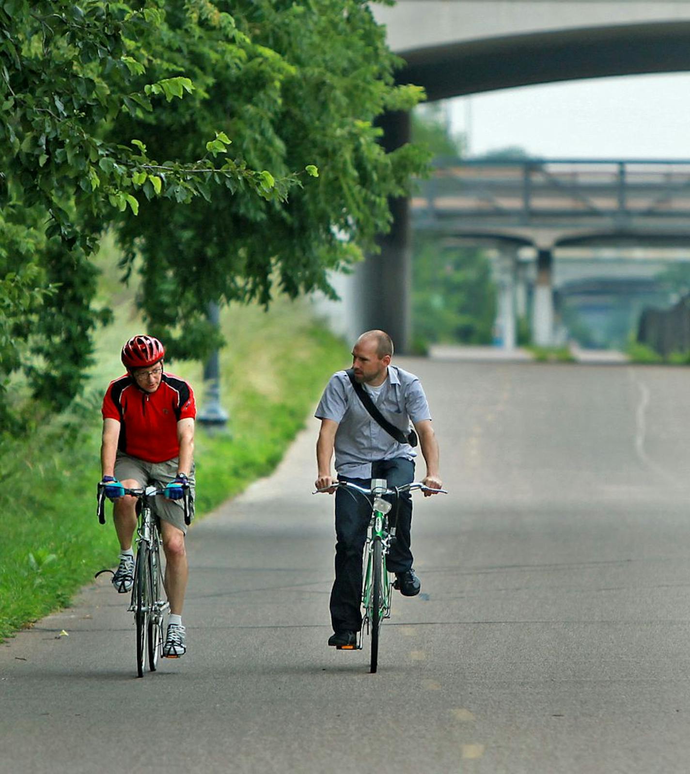 Minneapolis bike and pedestrian coordinator Shaun Murphy, right, took traffic engineer Allan Klugman for a ride along the Greenway bicycle/pedestrian path, Thursday, July 19, 2012.(ELIZABETH FLORES/STAR TRIBUNE) ELIZABETH FLORES � eflores@startribune.com