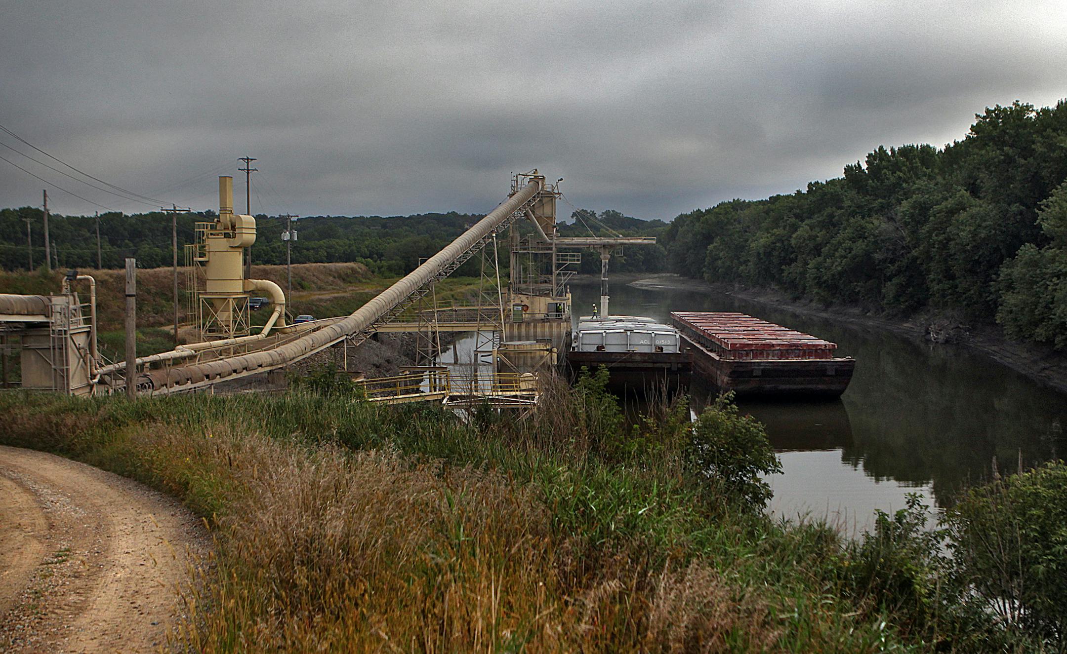 Workers filled a barge with corn at the Cargill loading area along the Minnesota River in Savage. ] More grain will now be exported to Korea, Columbia and Panama under free trade agreements. ] JIM GEHRZ&#x201a;&#xc4;&#xa2;jgehrz@startribune.com (JIM GEHRZ/STAR TRIBUNE) / August 31, 2011/8:00 AM , Savage** bestmn2012