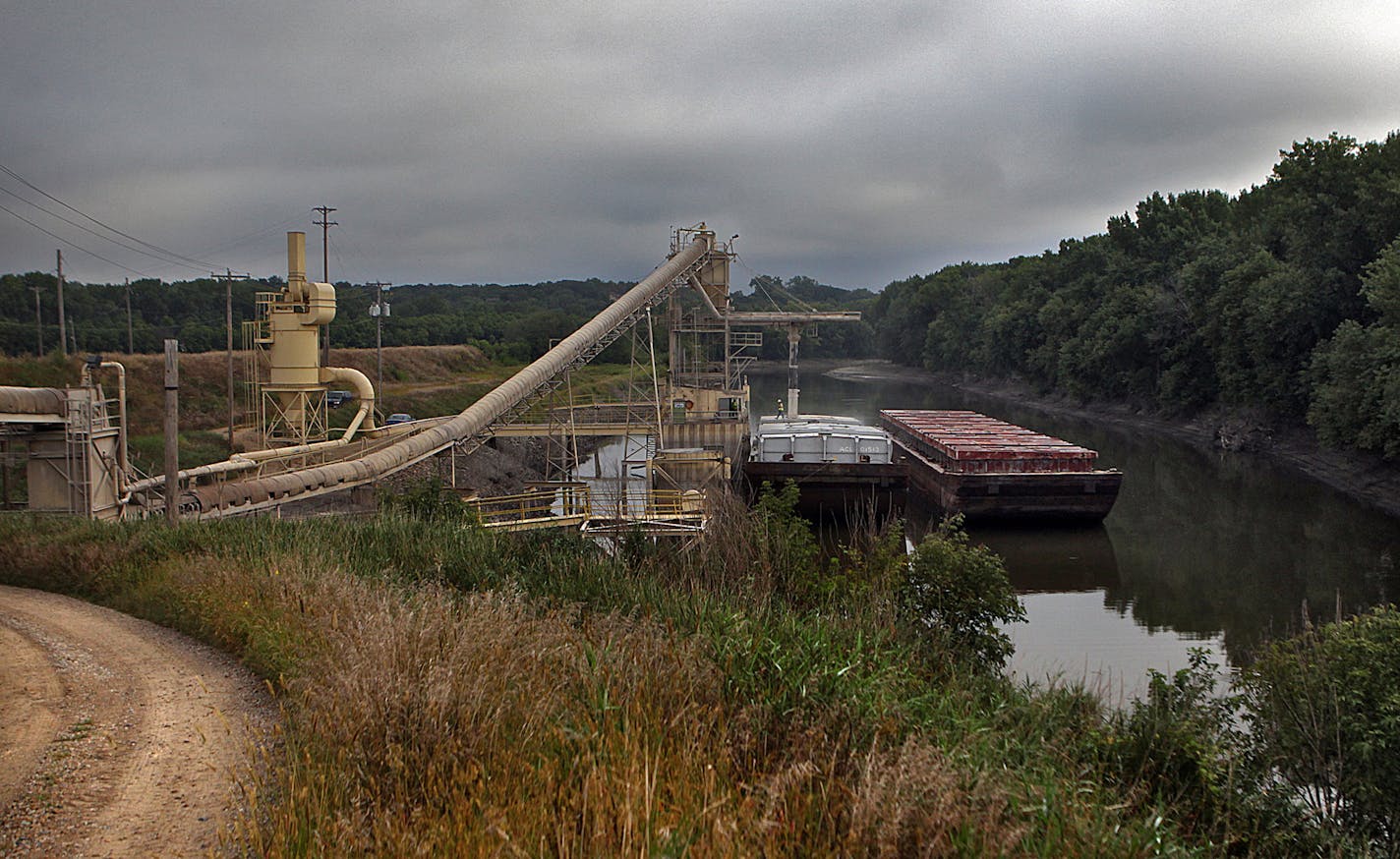 Workers filled a barge with corn at the Cargill loading area along the Minnesota River in Savage. ] More grain will now be exported to Korea, Columbia and Panama under free trade agreements. ] JIM GEHRZ&#x201a;&#xc4;&#xa2;jgehrz@startribune.com (JIM GEHRZ/STAR TRIBUNE) / August 31, 2011/8:00 AM , Savage** bestmn2012