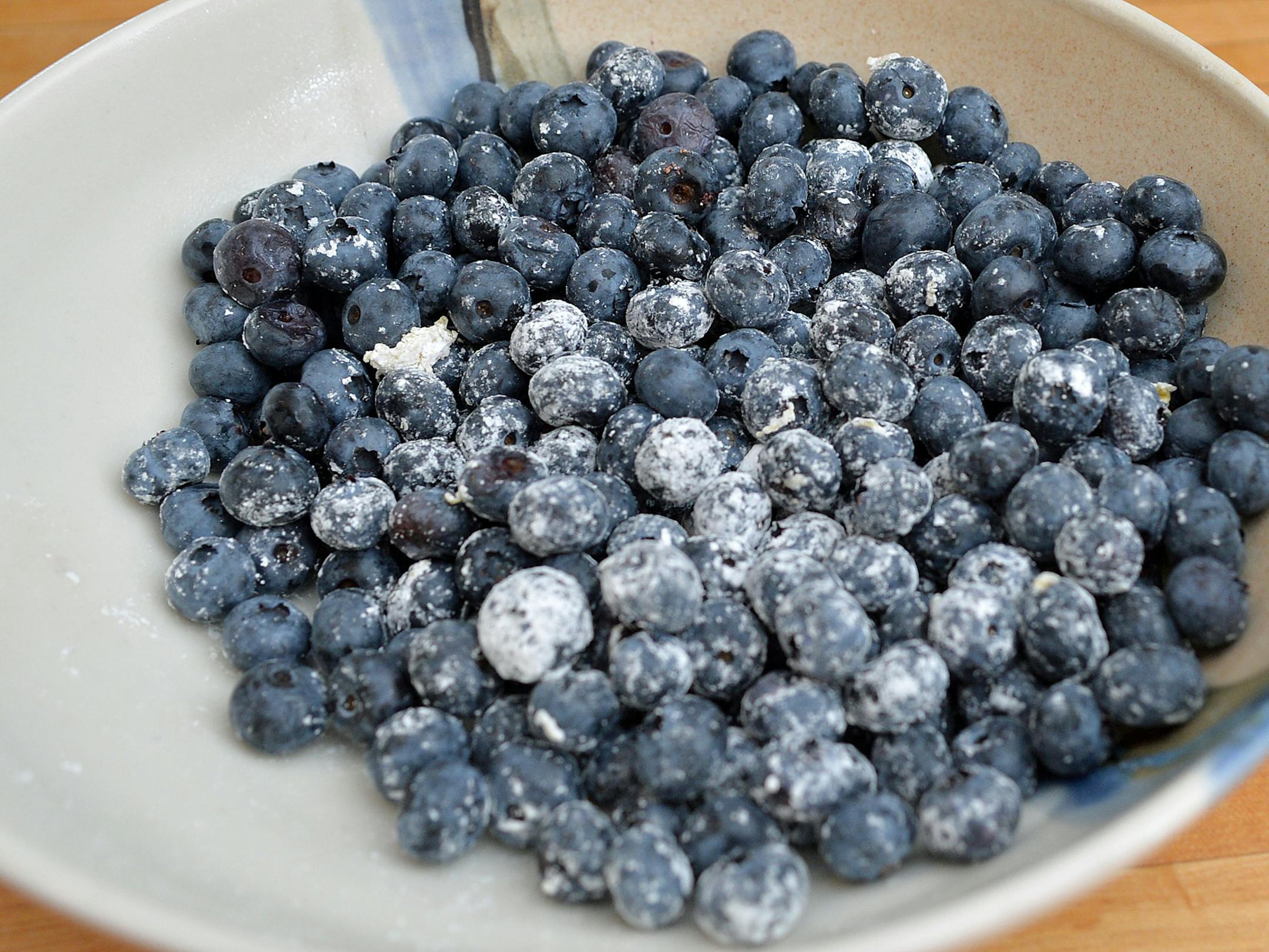 Combine confectioners sugar and lemon rind mixture with blueberries. ] (SPECIAL TO THE STAR TRIBUNE/BRE McGEE)