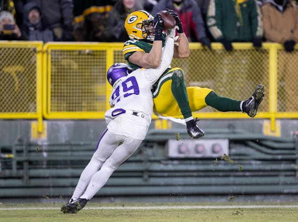 Allen Lazard (13) of the Green Bay Packers catches a touchdown pass while defended by Kris Boyd (29) of the Minnesota Vikings in the second quarter Su