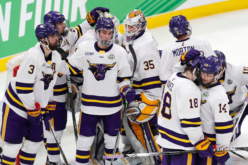Minnesota State Mankato players gathered after a 5-1 loss to Denver in the NCAA men’s Frozen Four championship game Saturday.